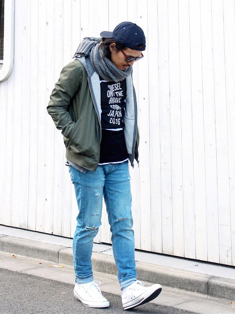 ブルー系のタンクトップ、ブラック系のTシャツ/カットソー、グレー系のスウェットを着用したメンズの冬コーディネートの1枚目の写真