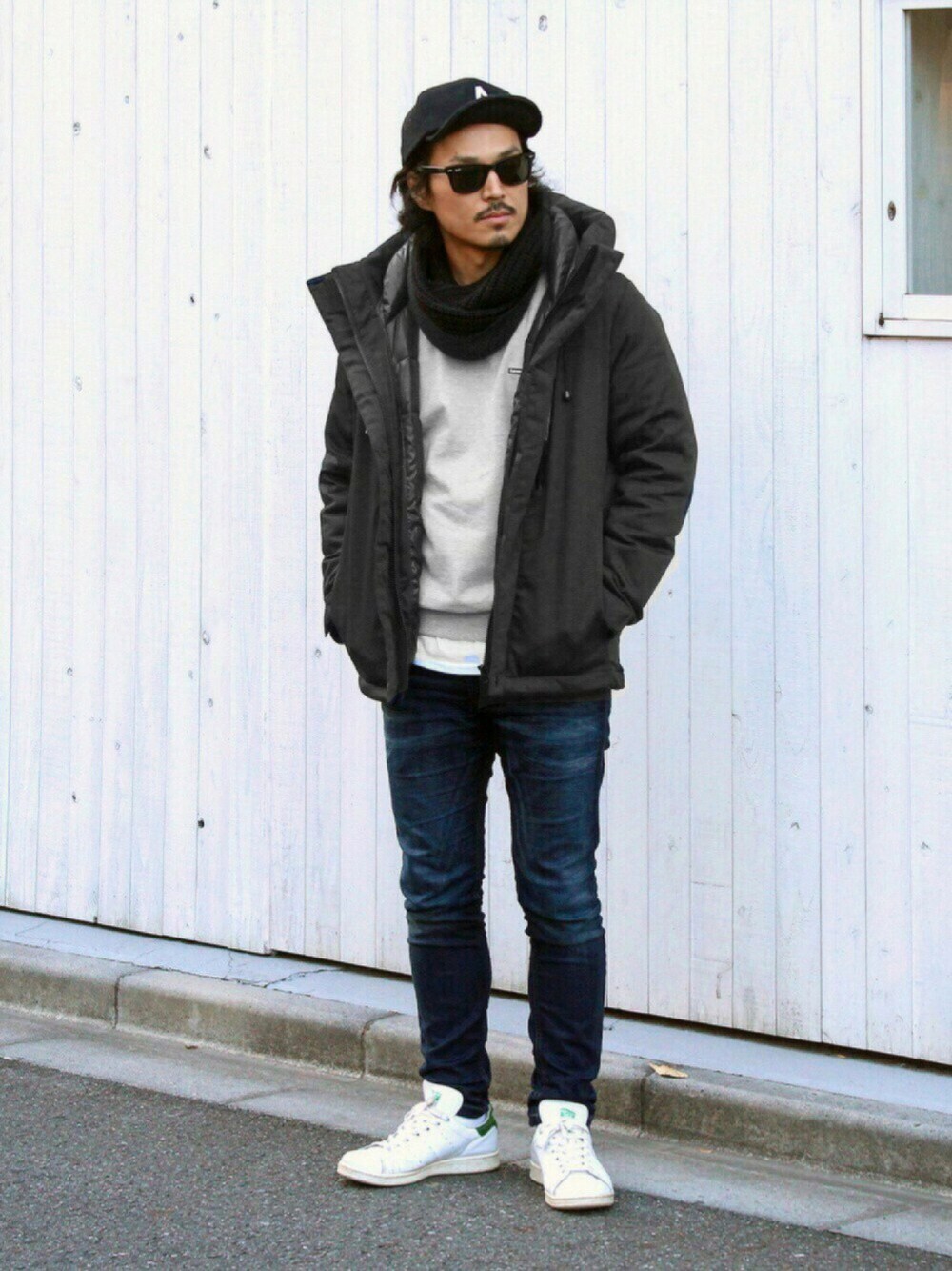 ブルー系のデニムパンツ、グレー系のスウェット、ブラック系のダウンジャケット/コートを着用したメンズの冬コーディネートの1枚目の写真