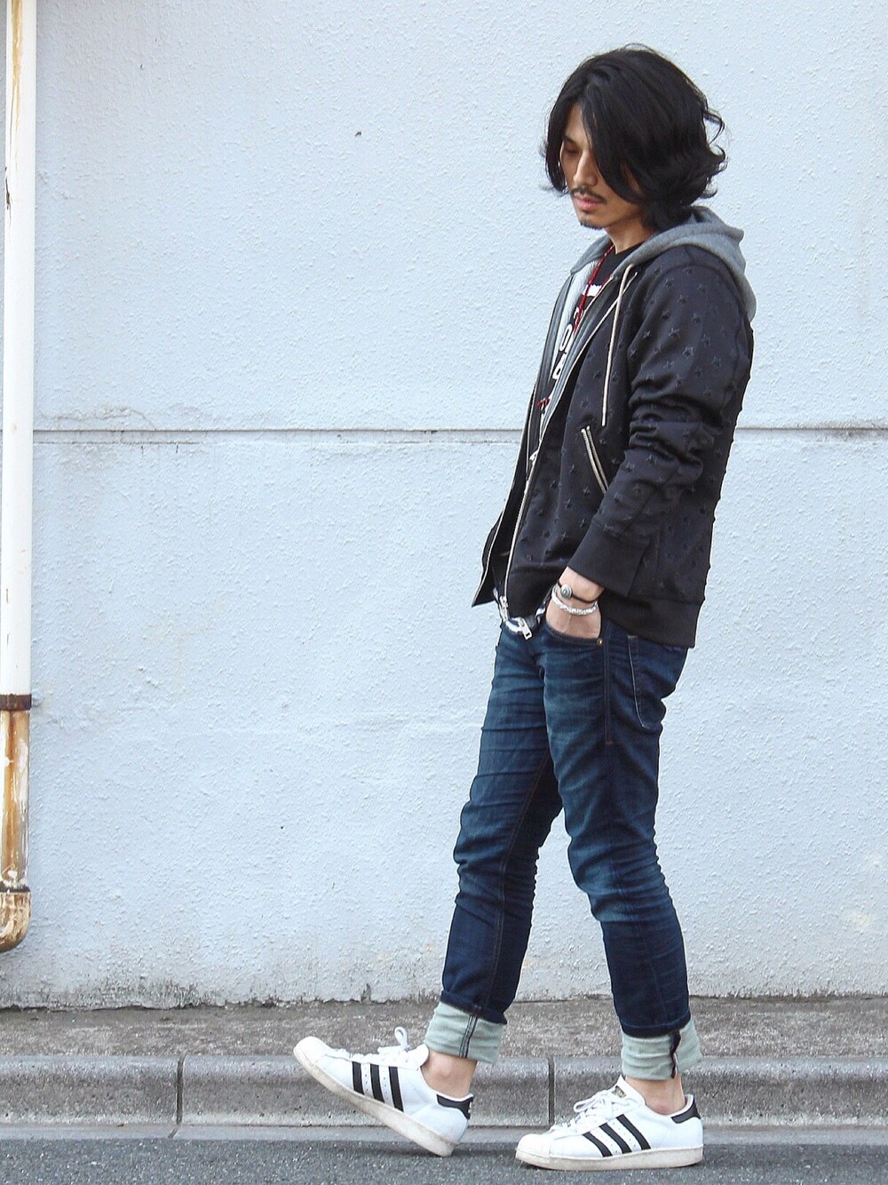 ブラック系のブルゾン、ブラック系のTシャツ/カットソー、グレー系のスウェットを着用したメンズの春コーディネートの1枚目の写真