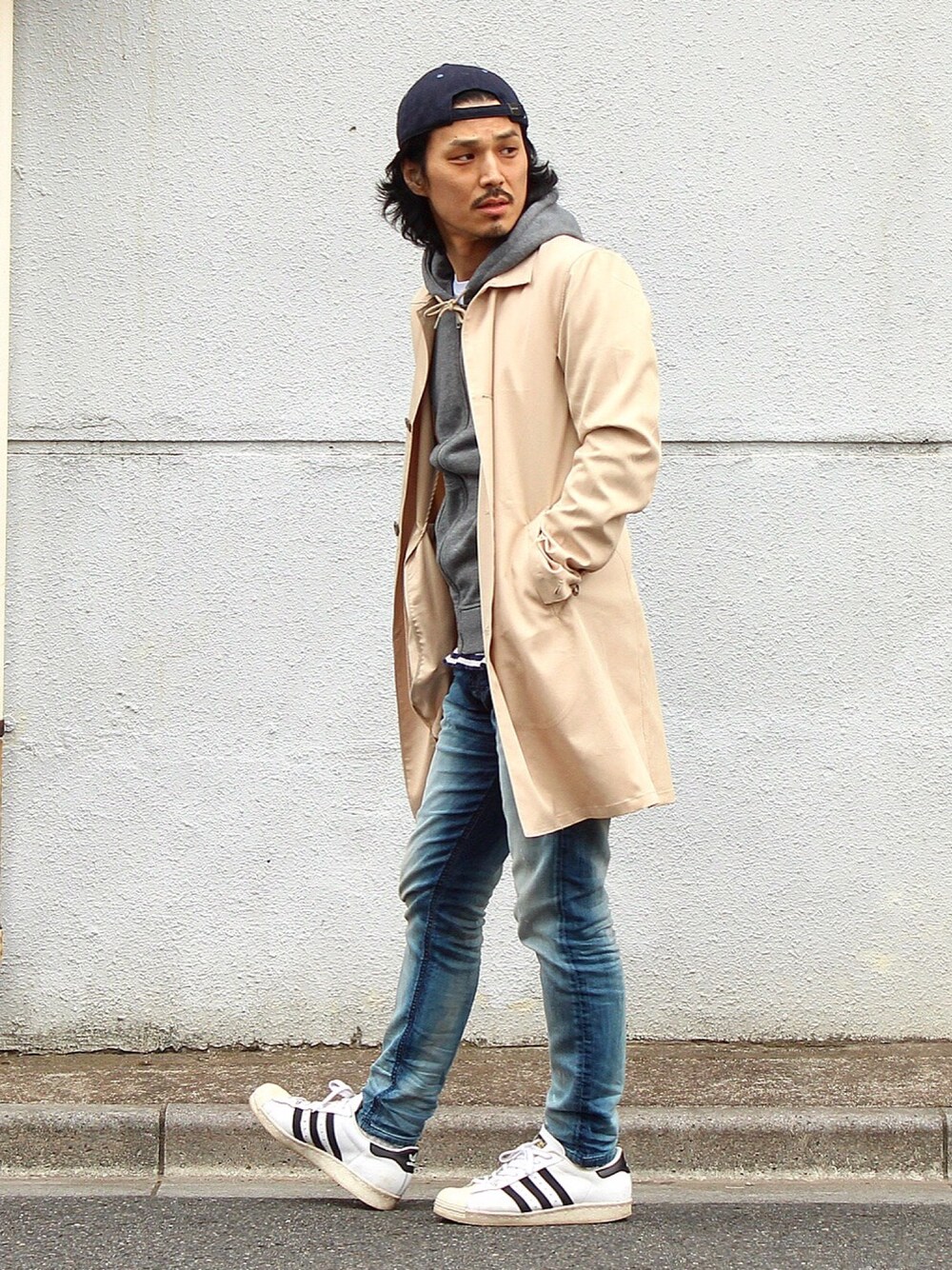 ブルー系のデニムパンツ、グレー系のスウェット、ホワイト系のTシャツ/カットソーを着用したメンズの春コーディネートの1枚目の写真