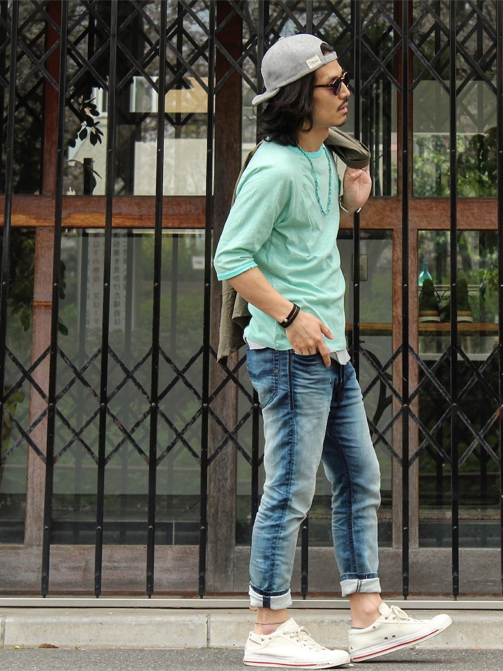 ブルー系のTシャツ/カットソー、ブルー系のデニムパンツ、ホワイト系のスニーカーを着用したメンズの春コーディネートの1枚目の写真