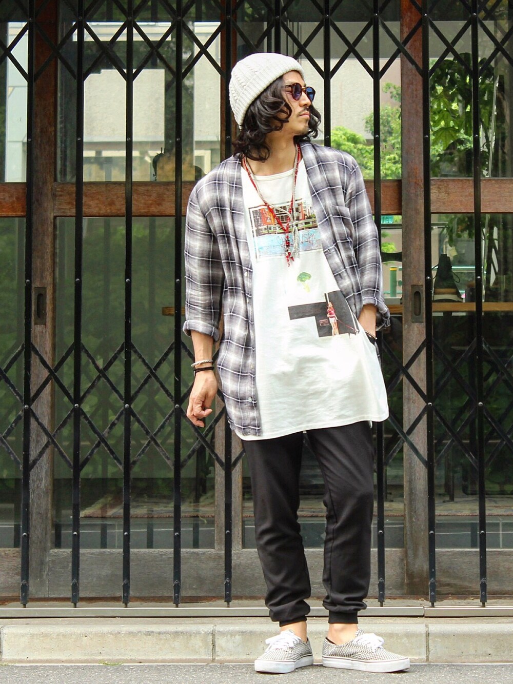 ブラック系のシャツ/ブラウス、ホワイト系のTシャツ/カットソー、ブラック系のスラックスを着用したメンズの春コーディネートの1枚目の写真
