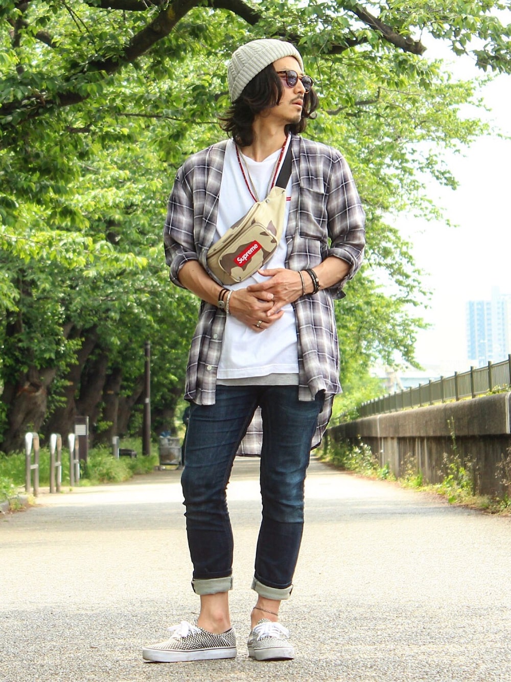 ブラック系のシャツ/ブラウス、ホワイト系のTシャツ/カットソー、グレー系のタンクトップを着用したメンズの春コーディネートの1枚目の写真