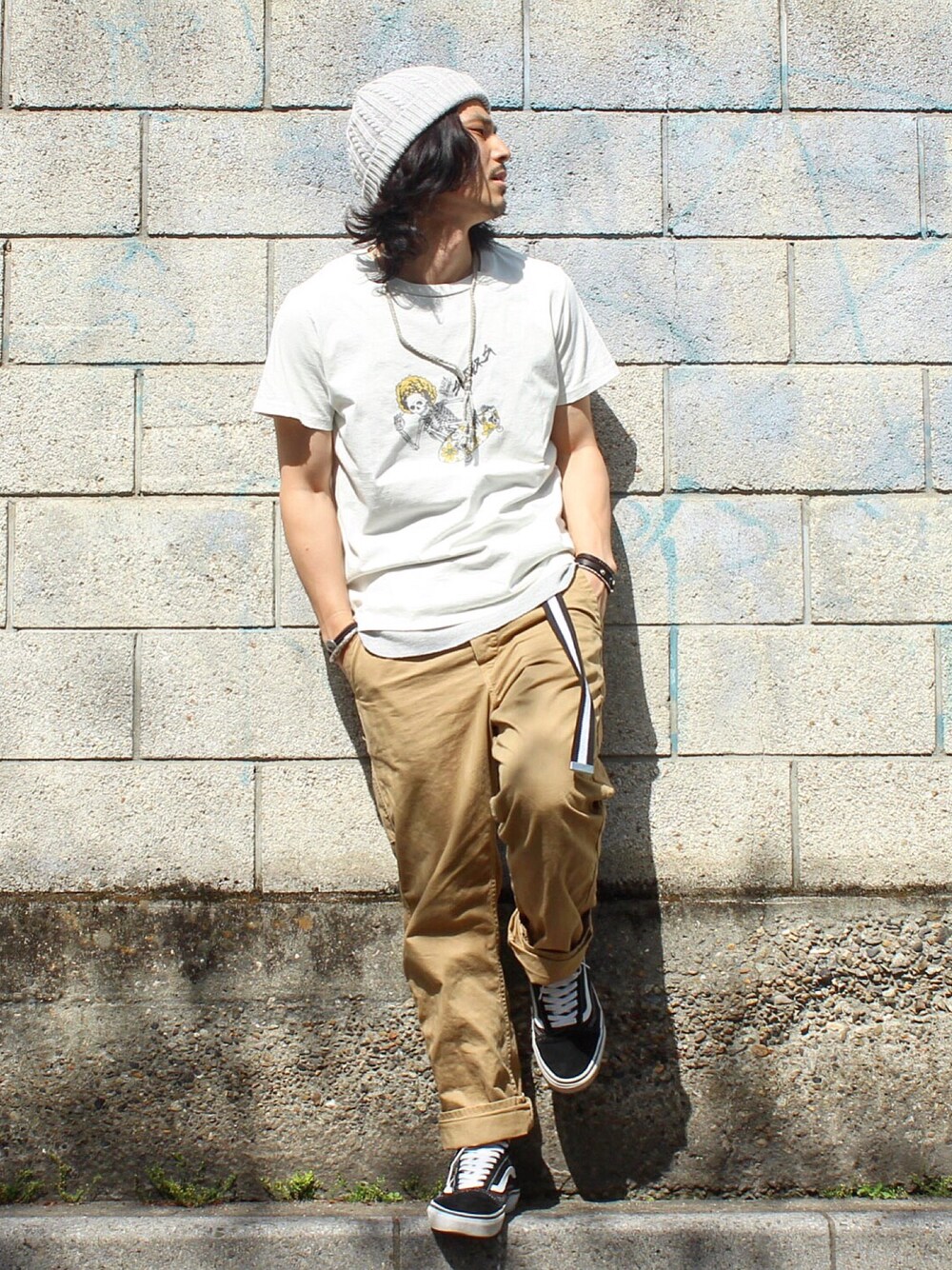 ホワイト系のTシャツ/カットソー、グレー系のタンクトップ、ベージュ系のパンツを着用したメンズの夏コーディネートの1枚目の写真