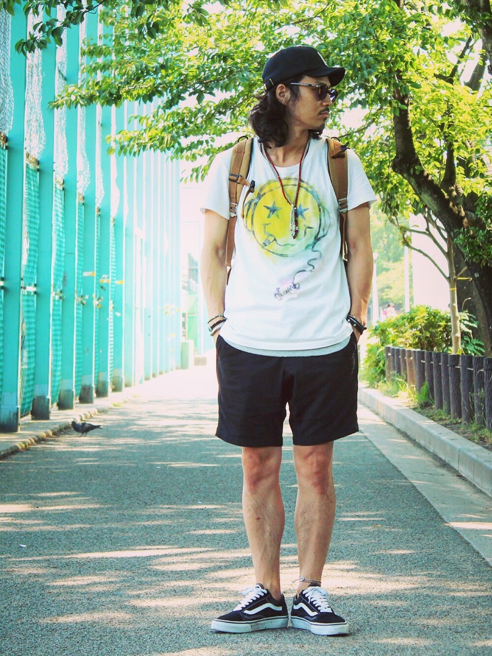「夏、キャップ、サングラス、白Tシャツ、ハーフパンツ、ショートパンツ、短パン、モノトーン、スニーカー、リュック」｜「glambのSmoke beats T（Tシャツ/カットソー、ホワイト系）」を使った、Decoさん（メンズ・170cm）の夏コーディネートの1枚目の写真