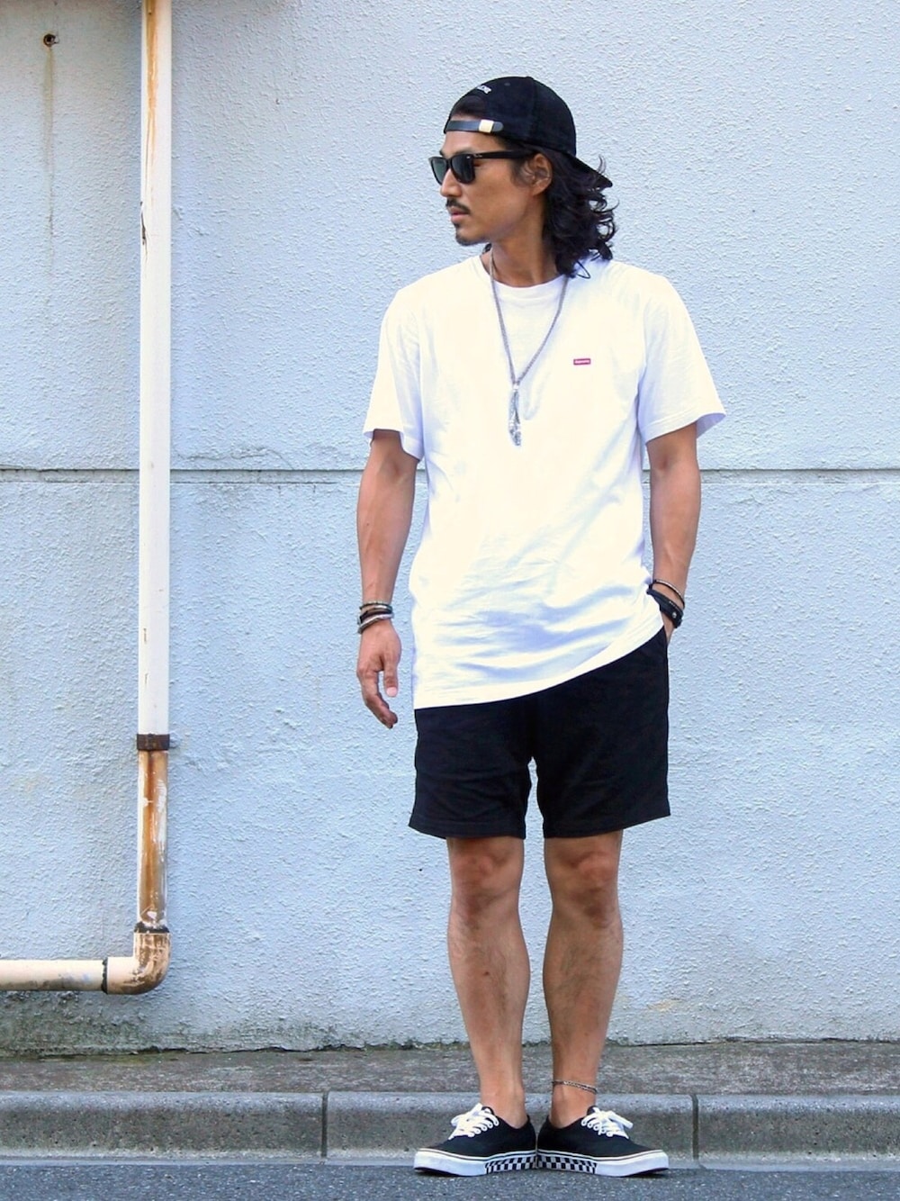 「キャップ後ろかぶり、サングラス、白Tシャツ、ハーフパンツ、ショートパンツ、短パン、モノトーン、スニーカー、supreme、VANS」｜「Supreme のアイテム（Tシャツ/カットソー、ホワイト系）」を使った、Decoさん（メンズ・170cm）の夏コーディネートの1枚目の写真