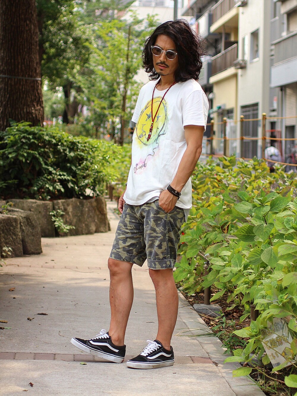 「ラフ、カジュアル、サングラス、白Tシャツ、カモフラ、カモフラパンツ、短パン、ハーフパンツ、ショートパンツ、スニーカー」｜「glambのSmoke beats T（Tシャツ/カットソー、ホワイト系）」を使った、Decoさん（メンズ・170cm）の夏コーディネートの1枚目の写真