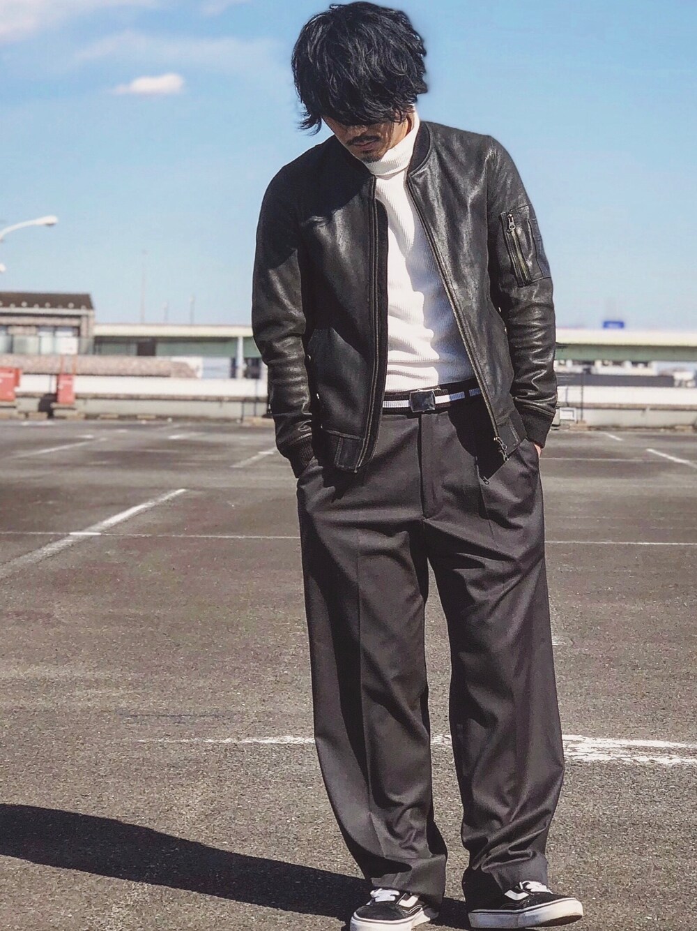 「ワイドパンツ、ワイドスラックス、タックパンツ、タックイン、タートルネック、レザージャケット、MA-1、ライダース、スラックス、モノトーン」｜「FACTOTUMの【FACTOTUM】レーヨンツイルストレッチワイドスラックス（スラックス、グレー系）」を使った、Decoさん（メンズ・170cm）の冬コーディネートの1枚目の写真