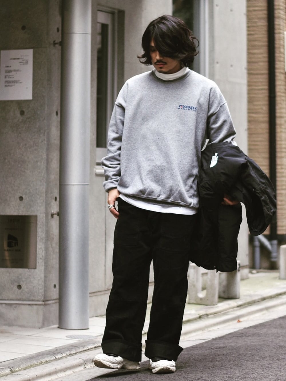 「タートルネック、レイヤードスタイル、スウェット、ビッグシルエット、ダウン、ダウンジャケット、ノースフェイス、THE NORTH FACE、モノトーン、モノトーンコーデ」｜「RUSSELLの【ZOZOTOWN限定】RUSSELL ATHLETIC×YARD PLUS　 別注バックプリントビックスウェット（スウェット、グレー系）」を使った、Decoさん（メンズ・170cm）の冬コーディネートの1枚目の写真