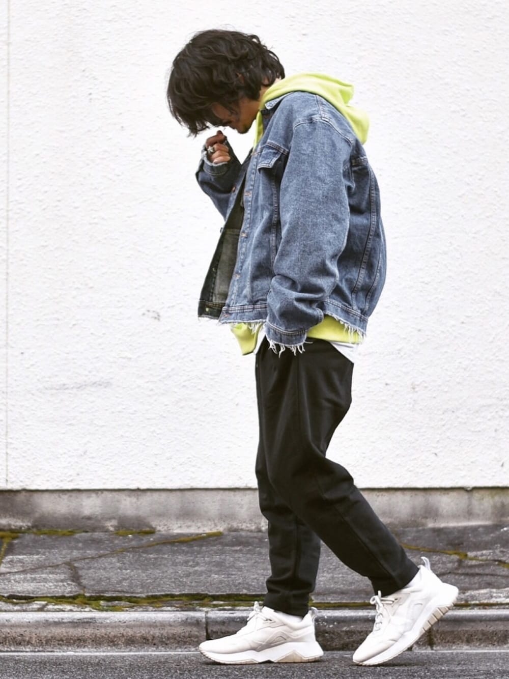 グリーン系のパーカー、ブルー系のデニムジャケット、ホワイト系のTシャツ/カットソーを着用したメンズの春コーディネートの1枚目の写真