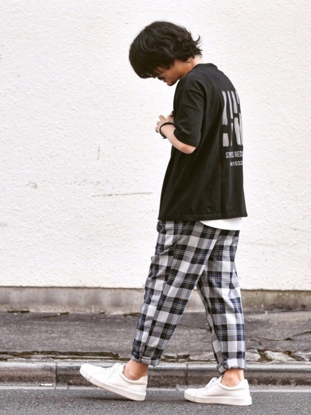 「チェックパンツ、イージーパンツ、夏コーデ、プチプラ、Tシャツ、バックプリント、大人カジュアル、白スニーカー、韓国ファッション、休日スタイル」｜「YARD PLUSのYARD PLUS 2タックイージーチェックパンツ（その他パンツ、ブルー系）」を使った、Decoさん（メンズ・170cm）の春コーディネートの1枚目の写真
