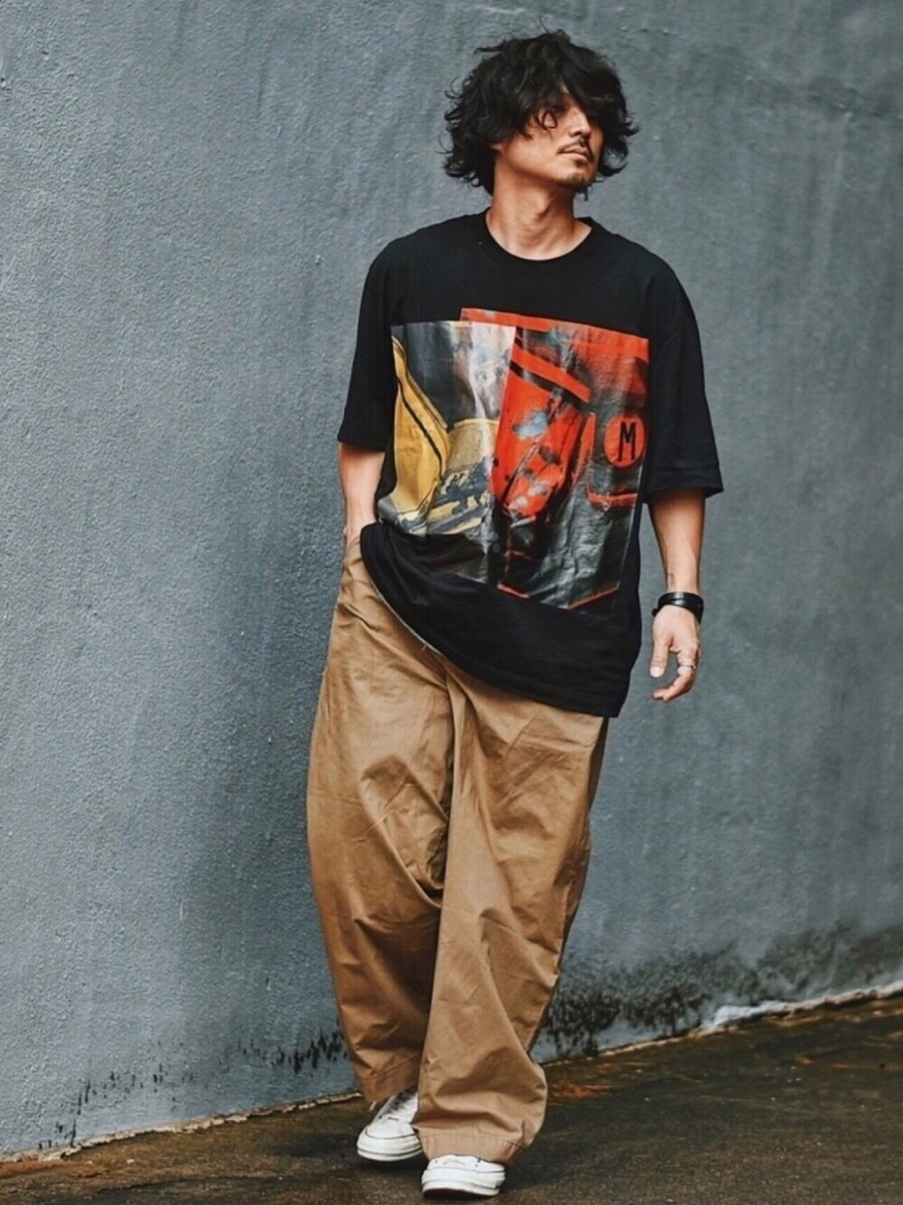 ベージュ系のその他パンツ、ブラック系のTシャツ/カットソー、ホワイト系のスニーカーを着用したメンズの夏コーディネートの1枚目の写真