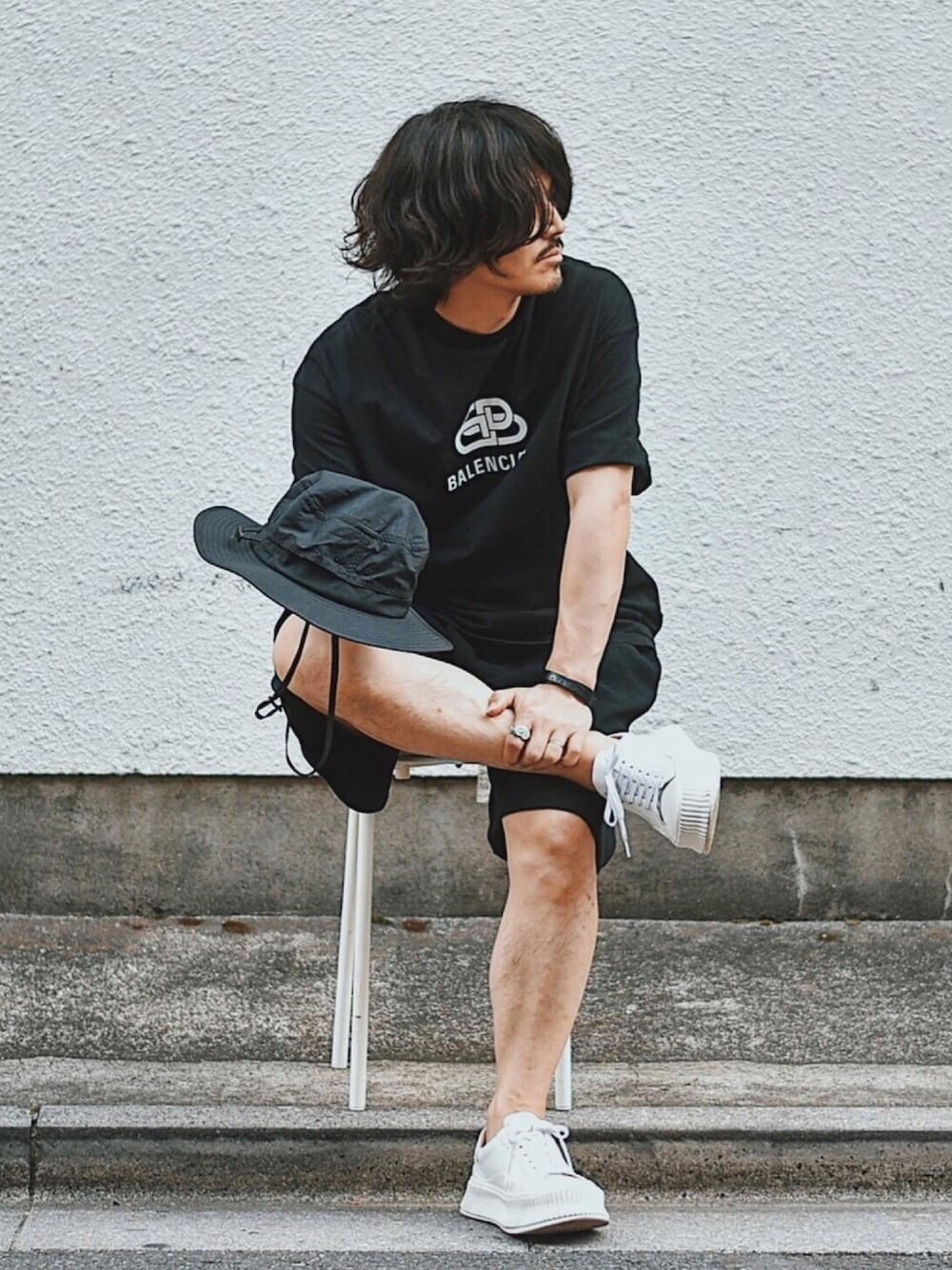 「オールブラック、ブラック、ハーフパンツ、短パン、白スニーカー、ロゴT、黒Tシャツ、ハット、夏コーデ、オトナカジュアル」｜「THE NORTH FACEのホライズン ハット ユニセックス Horizon Hat NN01707（ハット、ブラック系）」を使った、Decoさん（メンズ・170cm）の夏コーディネートの1枚目の写真