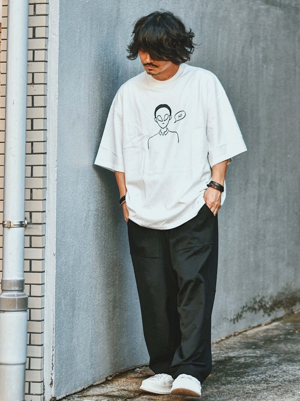 「大人トレンドカジュアル、シンプルスタイル、Tシャツ、ビッグシルエット、ビッグT、白Tシャツ、白スニーカー、ワイトパンツ、モノトーン、ストリート」｜「Not So Apeのビッグシルエット  フロントプリントTシャツ (UNISEX)（Tシャツ/カットソー、ホワイト系）」を使った、Decoさん（メンズ・170cm）の秋コーディネートの1枚目の写真