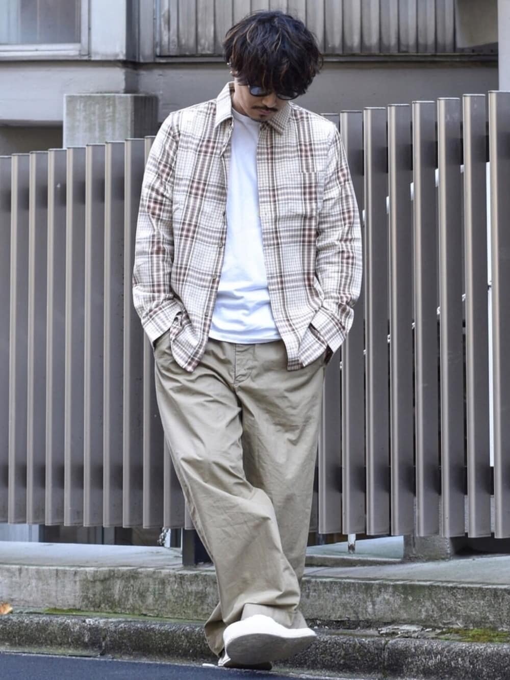 ベージュ系のシャツ/ブラウス、ベージュ系のその他パンツ、ホワイト系のスニーカーを着用したメンズの春コーディネートの1枚目の写真