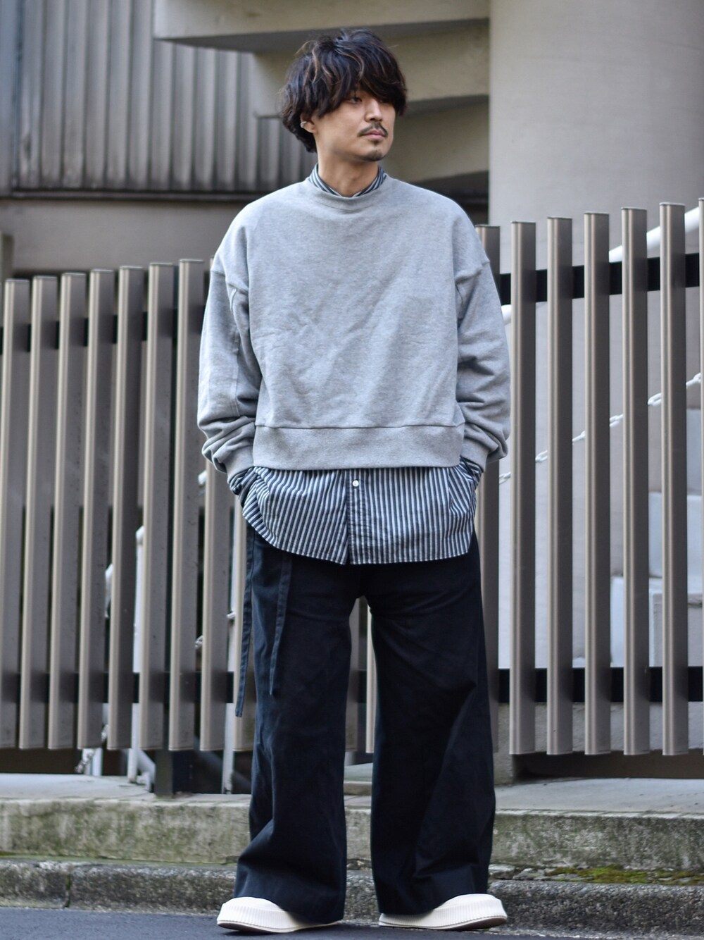 グレー系のスウェット、ブラック系のシャツ/ブラウス、ブラック系のパンツを着用したメンズの春コーディネートの1枚目の写真