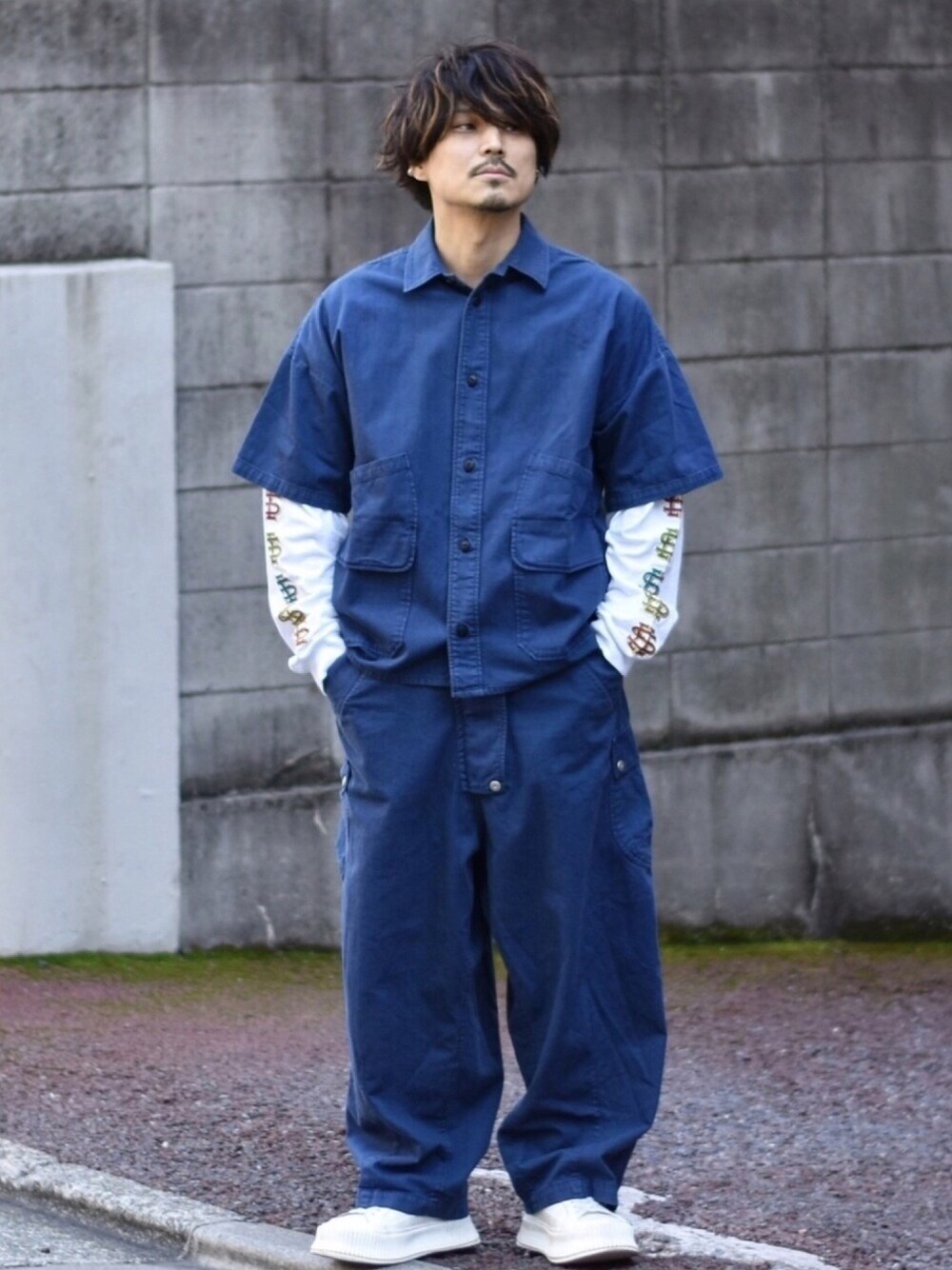 ブルー系のシャツ/ブラウス、ブルー系のサロペット/オーバーオール、ホワイト系のTシャツ/カットソーを着用したメンズの春コーディネートの1枚目の写真