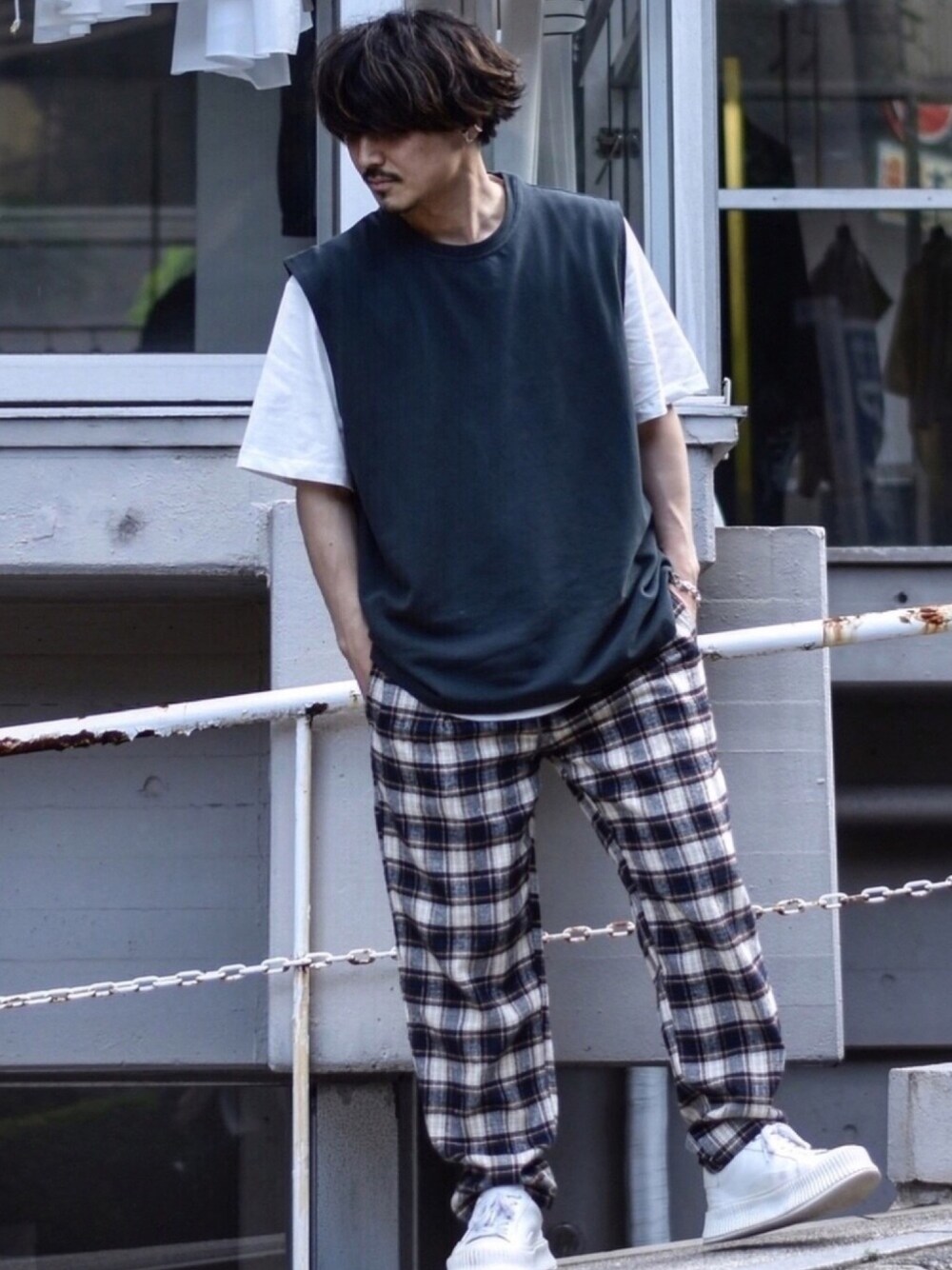 ベージュ系のその他パンツ、ホワイト系のスニーカー、ブラック系のベストを着用したメンズの春コーディネートの1枚目の写真