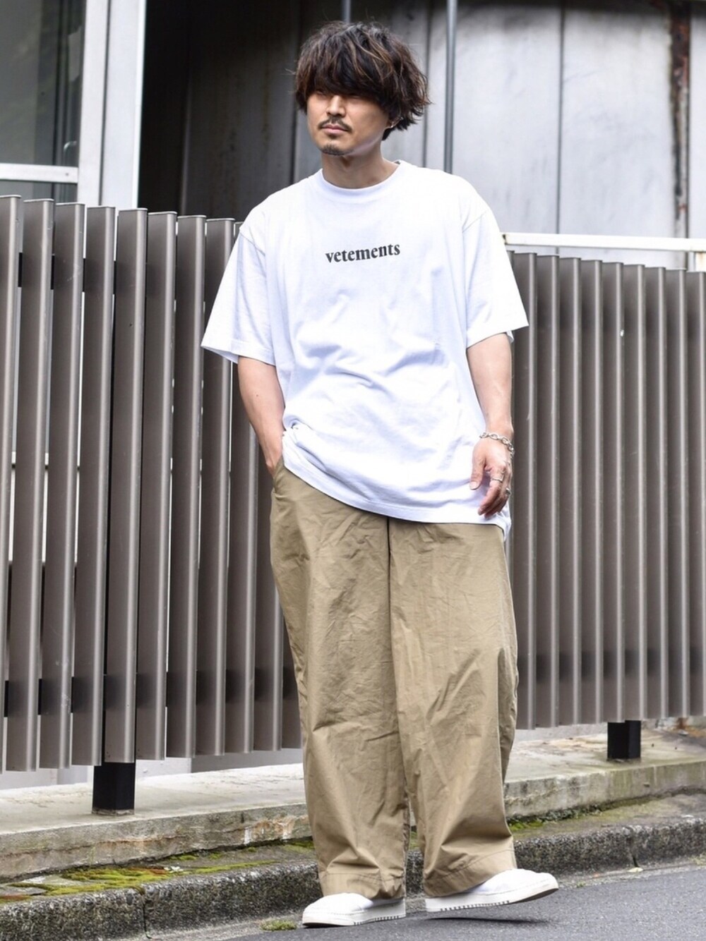「ロゴT、ビッグシルエット、ビッグT、白Tシャツ、オーバーサイズ、ワイドパンツ、ワイドチノ、ストリート、スケータースタイル、シンプルコーデ」｜「VETEMENTSのVetements Appliqued Logo-Print Cotton-Jersey T-Shirt（Tシャツ/カットソー、ホワイト系）」を使った、Decoさん（メンズ・170cm）の夏コーディネートの1枚目の写真