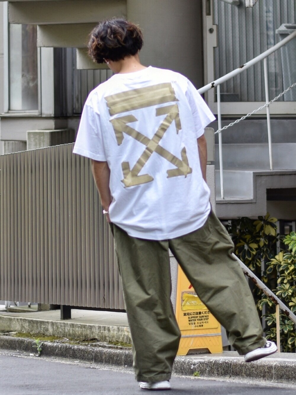 ホワイト系のTシャツ/カットソー、グリーン系のパンツ、その他のスニーカーを着用したメンズの夏コーディネートの1枚目の写真