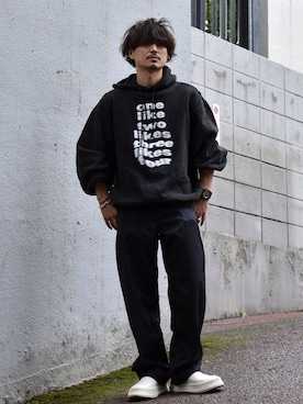 「BALENCIAGA」｜「アイテム（チノパンツ）」を使った、Decoさん（メンズ・170cm）の秋コーディネート