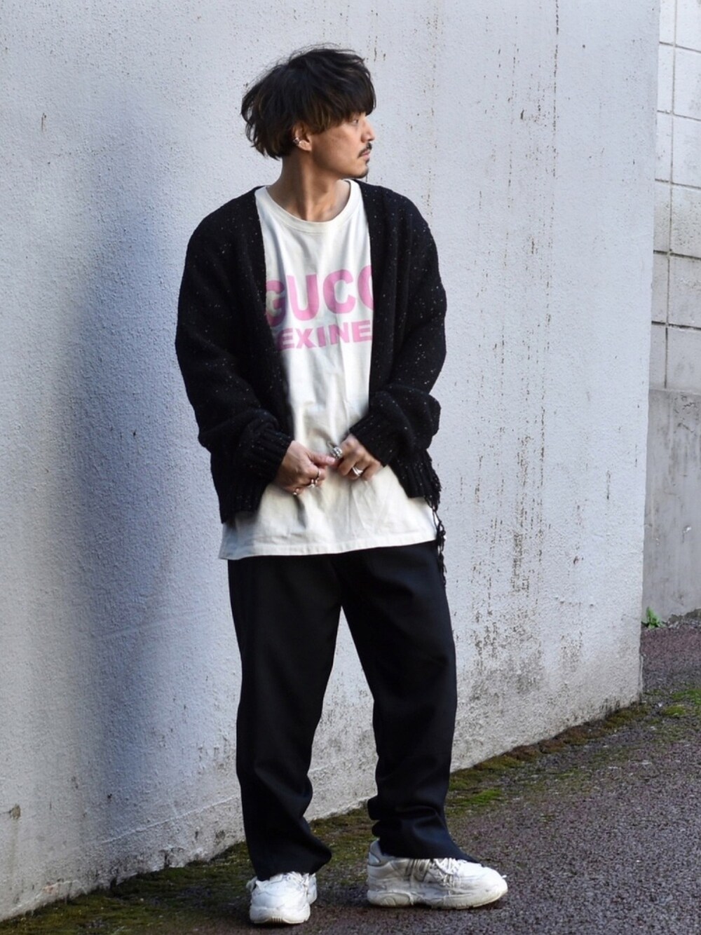 ブラック系のカーディガン/ボレロ、ホワイト系のTシャツ/カットソー、ブラック系のパンツを着用したメンズの冬コーディネートの1枚目の写真