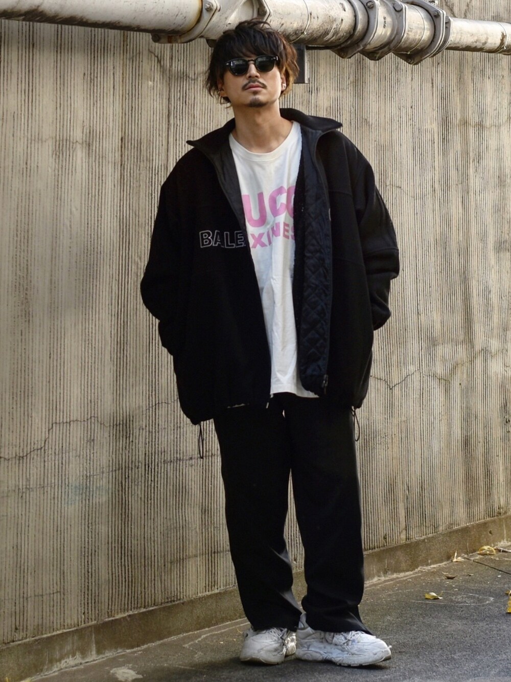 ブラック系のジャケット/アウター、ホワイト系のTシャツ/カットソー、ブラック系のチノパンツを着用したメンズの冬コーディネートの1枚目の写真