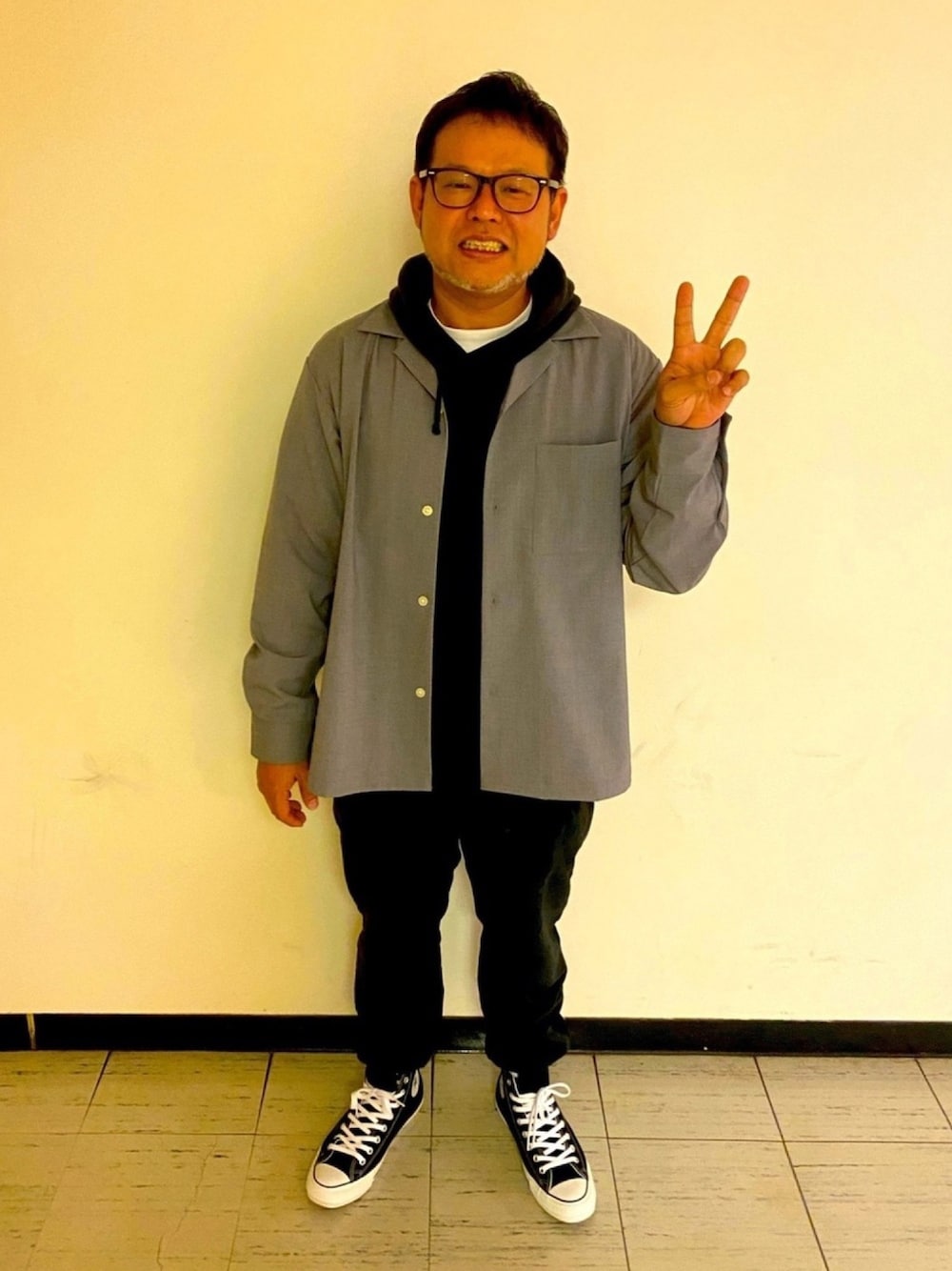 「カジュアル、おじコーデ、GU、チャンピオン、コンバース ハイカット、パーカー」｜「GUのアイテム（シャツ/ブラウス、グレー系）」を使った、黒ひげさんとスタッフさん（メンズ・169cm）の秋コーディネートの1枚目の写真