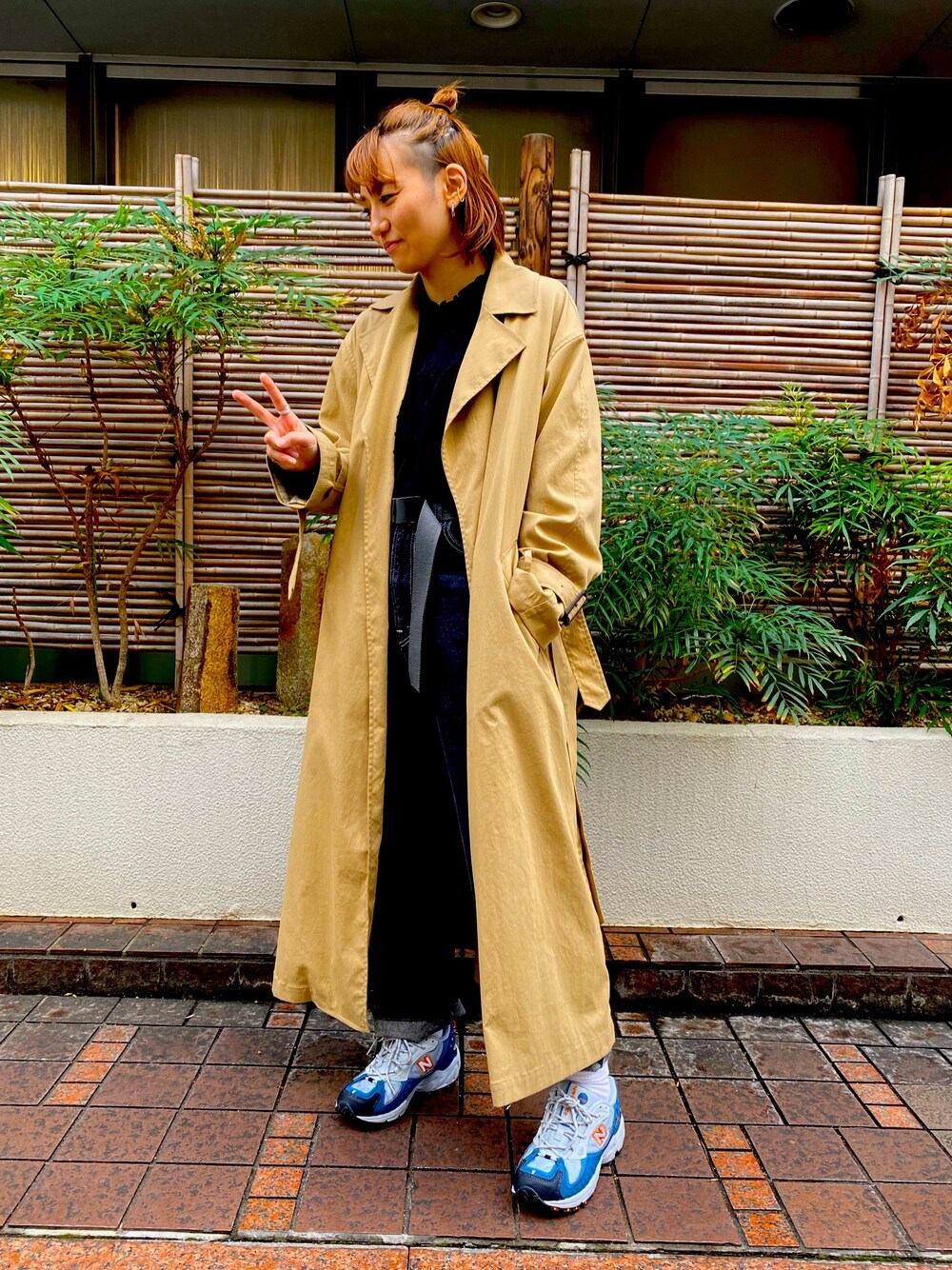 「トレンチコート、ZARA、ニューバランス、ビューティ&ユース、黒、ボーイッシュ、ボーイッシュな女の子、秋のコーデ、ラフ」｜「BEAUTY&YOUTH UNITED ARROWSのアイテム（トレンチコート、ベージュ系）」を使った、黒ひげさんとスタッフさん（メンズ・169cm）の秋コーディネートの1枚目の写真