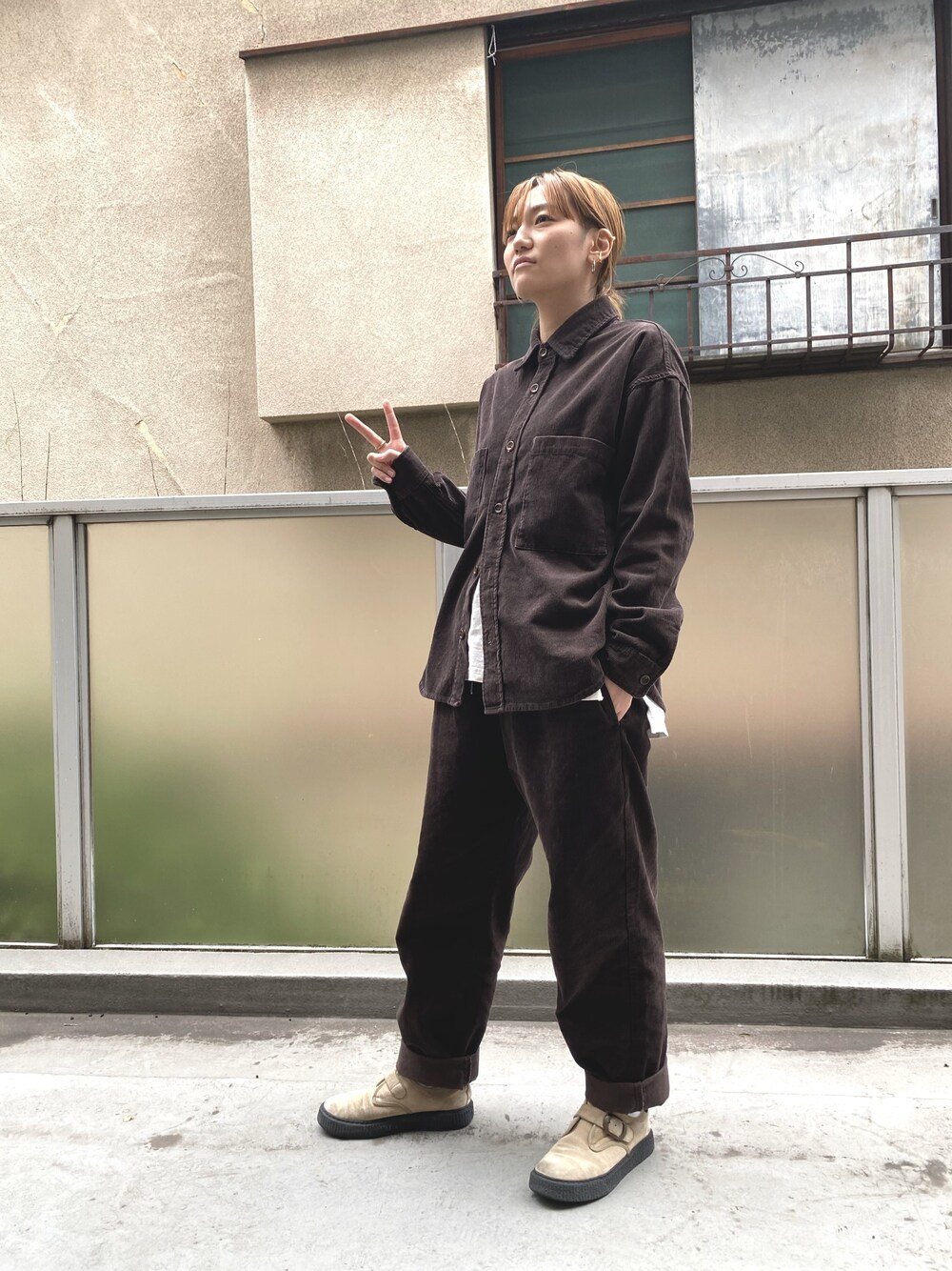 「秋のコーデ、シンプル、カジュアル、チャオパニック、VANS、コーデュロイ、セットアップ、コーデュロイパンツ、低身長、ママファッション」｜「CIAOPANICのアイテム（トップス、ブラウン系）」を使った、黒ひげさんとスタッフさん（レディース・169cm）の秋コーディネートの1枚目の写真