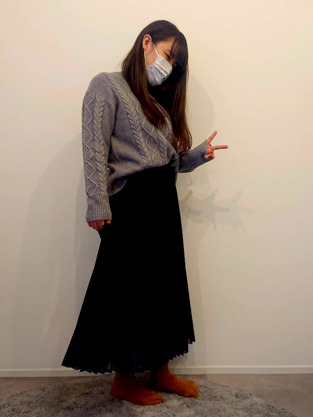「秋冬コーデ、冬コーデ、あったかコーデ、スカート、女子会、ニット、GUコーデ、GU、スカートスタイル」｜「GUのアイテム（スカート、ブラック系）」を使った、黒ひげさんとスタッフさん（メンズ・169cm）の冬コーディネートの1枚目の写真