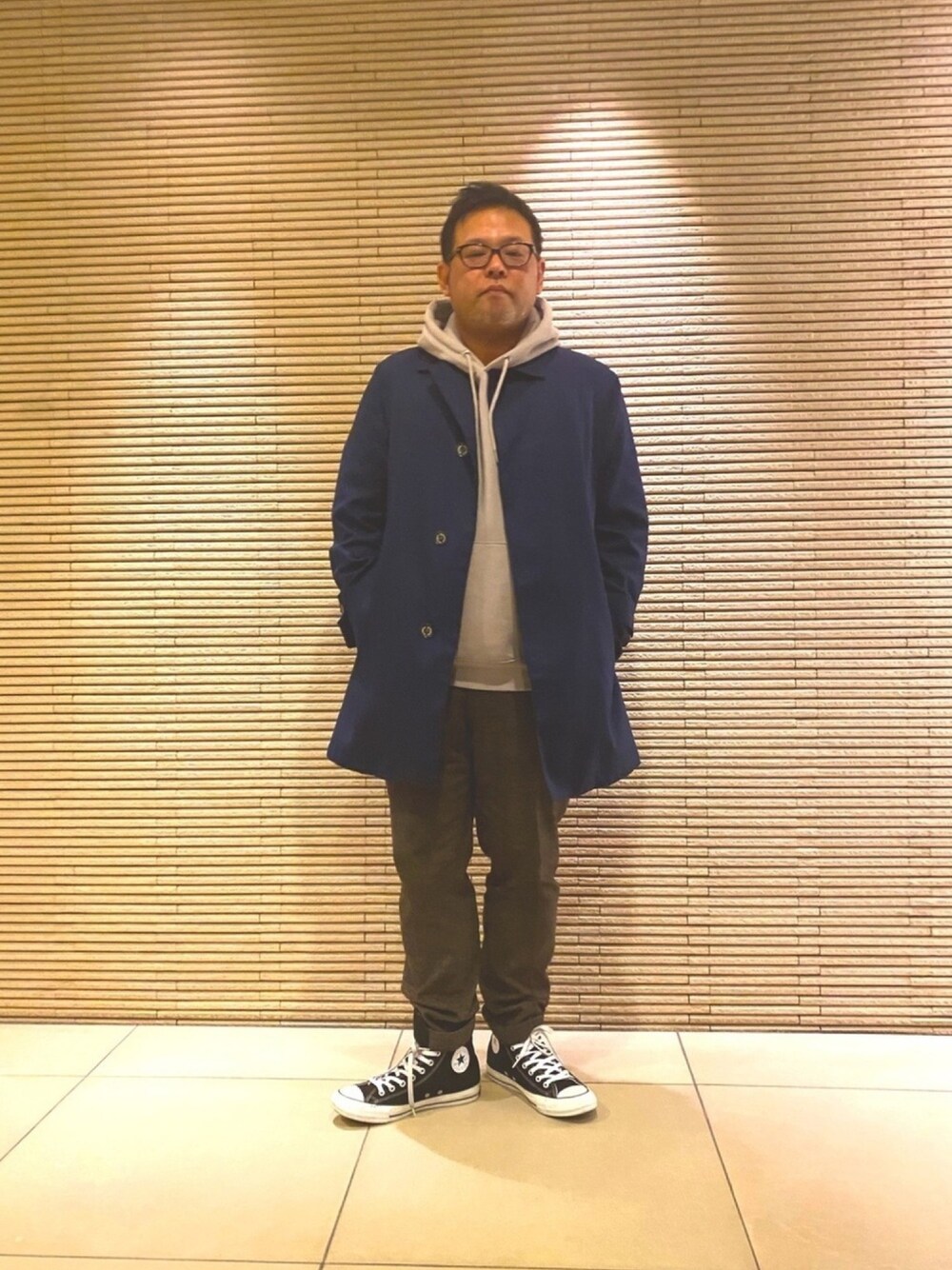 「ブルー、カジュアルコーデ、GU、コンバース、ブラウン、パーカー、休日スタイル、年末WEAR感謝祭、スニーカーコーデ、カジュアル」｜「MACKINTOSH PHILOSOPHYのアイテム（ジャケット/アウター、ブルー系）」を使った、黒ひげさんとスタッフさん（メンズ・169cm）の冬コーディネートの1枚目の写真