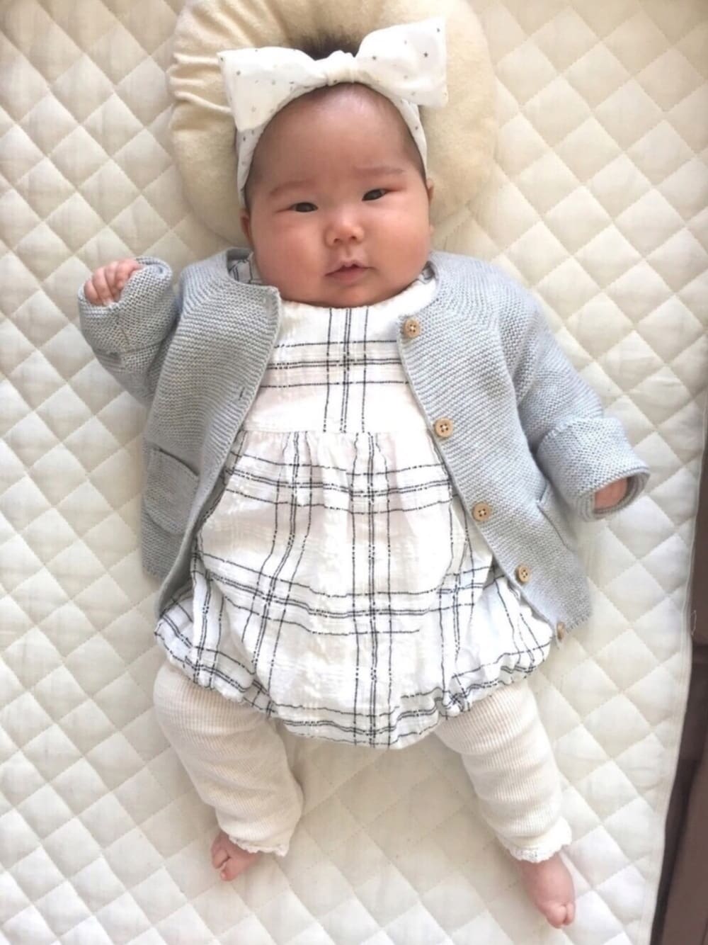 「春コーデ、シンプルコーデ、韓国子供服、ロンパース、ベビー、ベビーコーデ、生後3ヶ月」｜「DAISOのダイソーのシュシュを分解して、ヘアバンドに。（ヘアバンド、ホワイト系）」を使った、poyoさん（キッズ・60cm）の春コーディネートの1枚目の写真