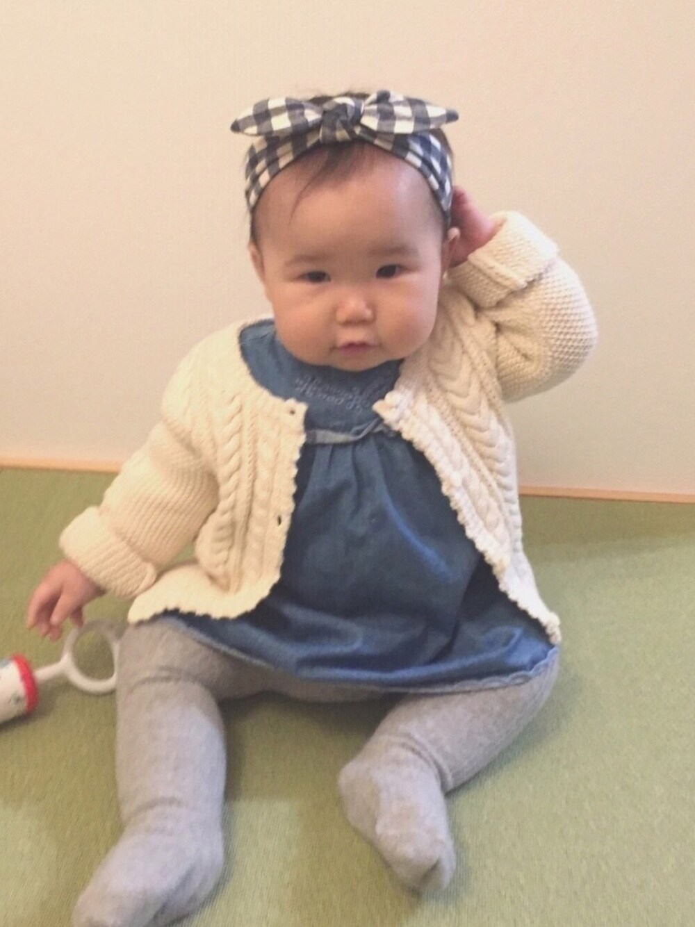 「ベビーコーデ、ベビー、生後10ヶ月、休日スタイル」｜「komaちゃんからのプレゼントのアイテム（ヘアバンド、ブルー系）」を使った、poyoさん（キッズ・80cm）の秋コーディネートの1枚目の写真
