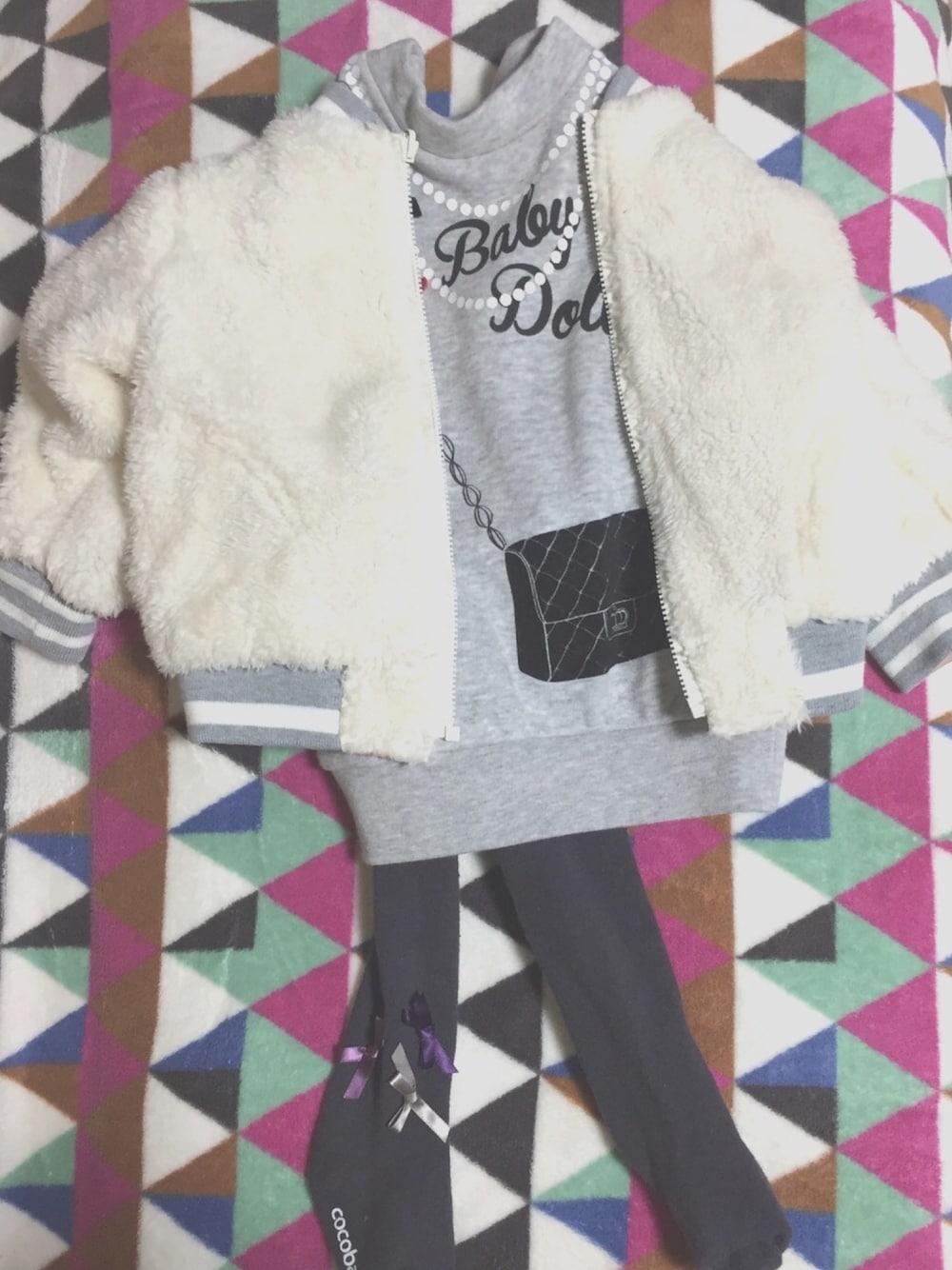 「ベビーコーデ、ベビー、生後11ヶ月、ギャル、ベビードール」｜「BABYDOLLの知り合いのばあばが買ってくれたチェーンバッグ裏起毛ワンピース（ワンピース、グレー系）」を使った、poyoさん（キッズ・80cm）の冬コーディネートの1枚目の写真