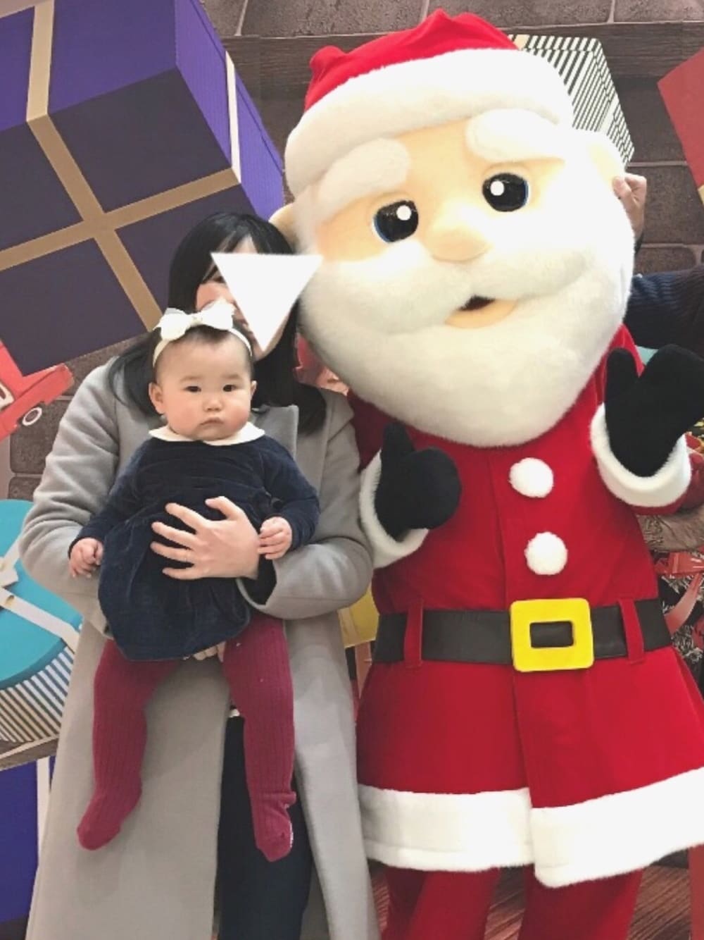「ベビーコーデ、ベビー、生後11ヶ月、ベロアワンピース、クリスマス、クリスマスコーデ、サンタクロース」｜「ツリーの衣装でパシャリ📸のアイテム（ワンピース、グリーン系）」を使った、poyoさん（キッズ・80cm）の冬コーディネートの1枚目の写真