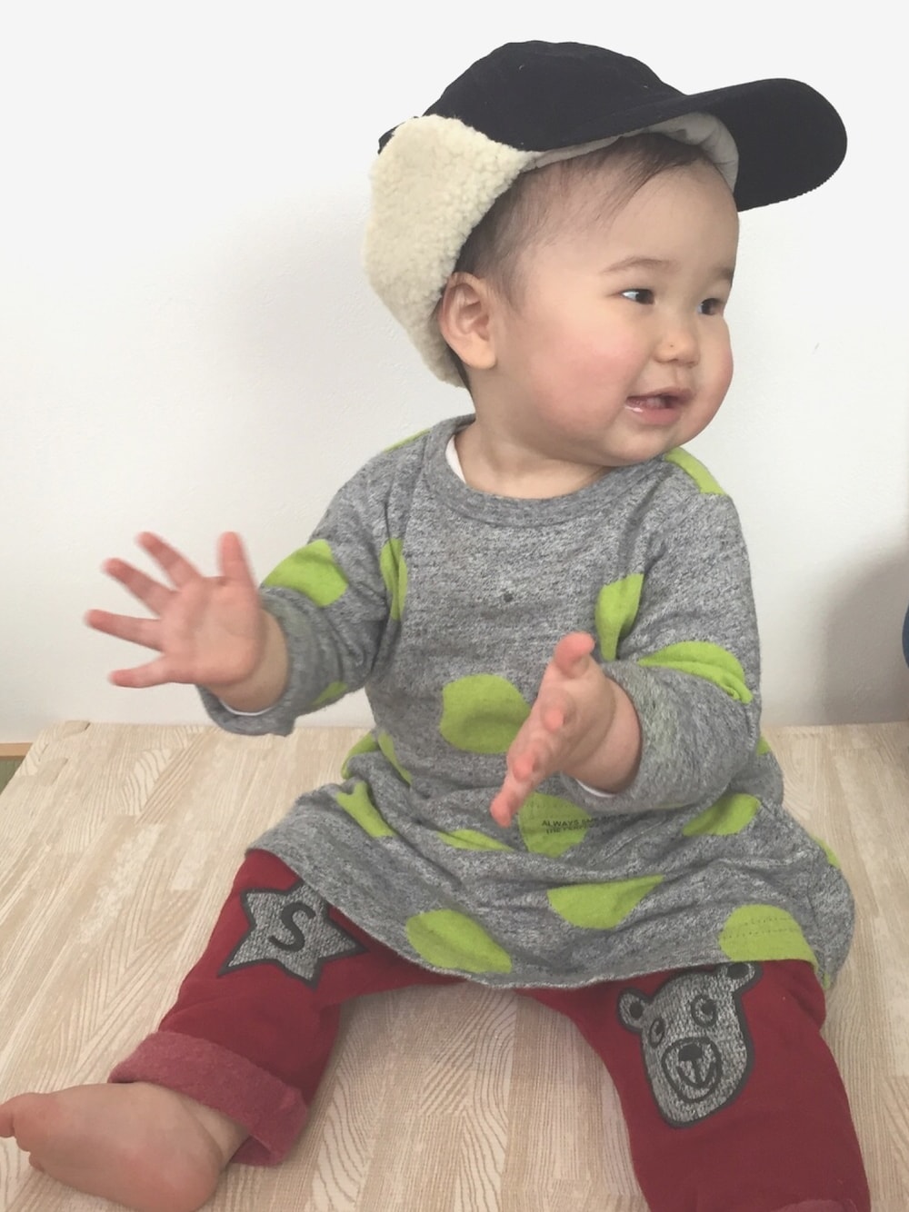 「キッズコーデ、男の子コーデ、おんなのこ、パンツスタイル、フライトキャップ、モンゴル帽、ZARA KIDS」｜「ZARAのアイテム（キャップ、ブラック系）」を使った、poyoさん（キッズ・80cm）の冬コーディネートの1枚目の写真