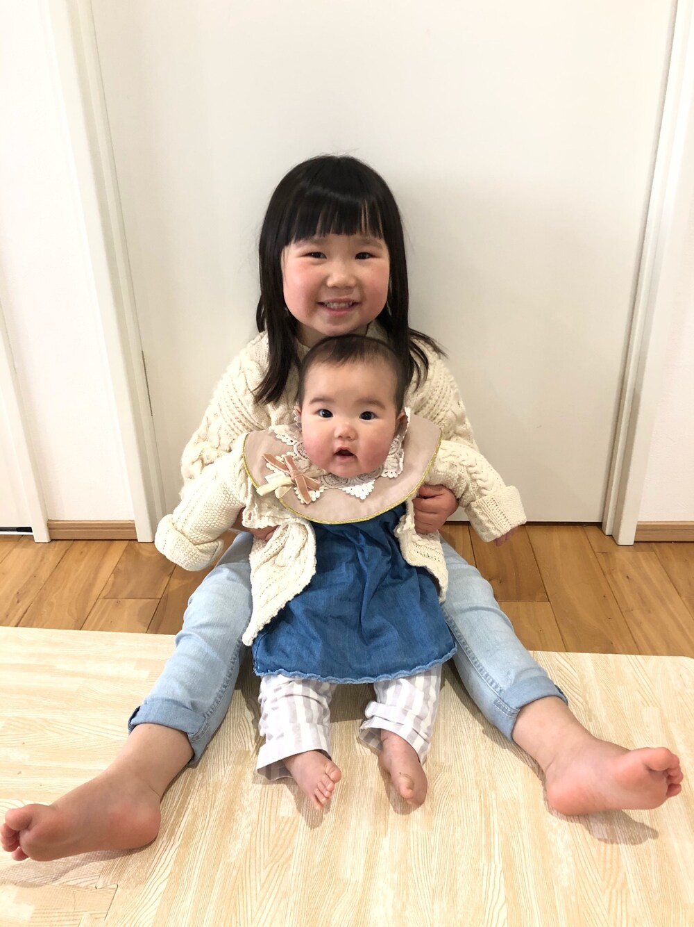 「ホワイトコーデ、リンクコーデ、姉妹コーデ、春コーデ、休日コーデ、パンツスタイル、オーバーサイズ」｜「petit mainのケーブルニット長袖プルオーバー（ニット/セーター、ホワイト系）」を使った、poyoさん（キッズ・100cm）の春コーディネートの1枚目の写真