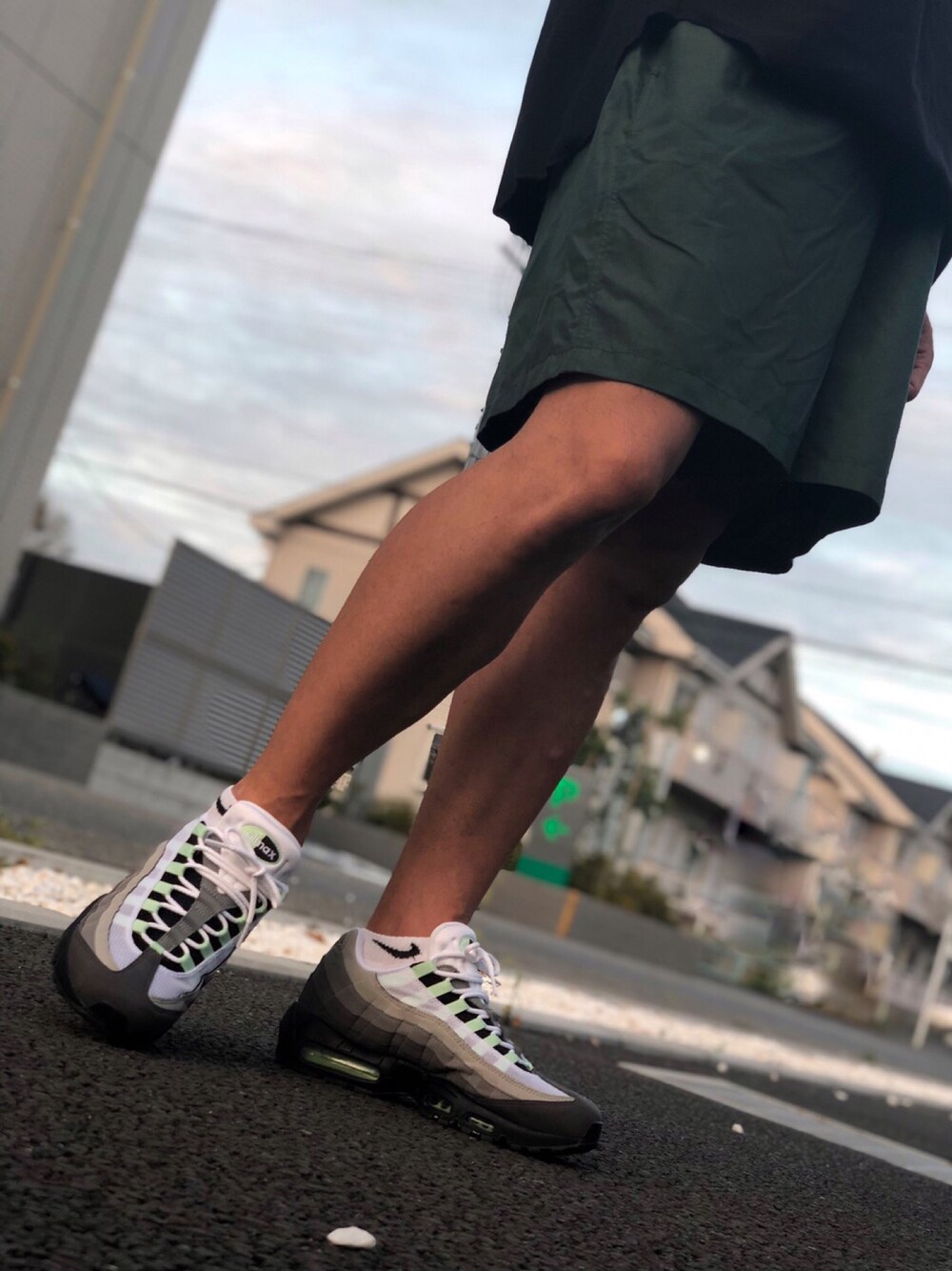 「秋コーデ、ナイキ、スニーカー、airmax95、パパコーデ」｜「NIKEのアイテム（スニーカー、ブラック系）」を使った、Seek Differenceさん（メンズ・180cm）の秋コーディネートの1枚目の写真