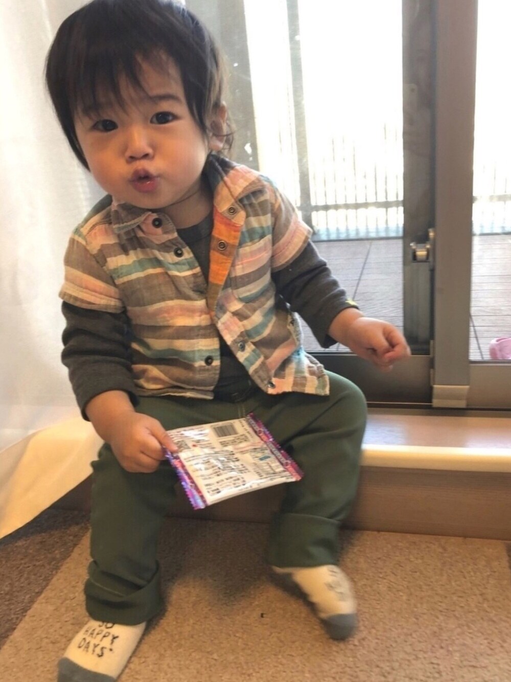 ピンク系のシャツ/ブラウス、グレー系のTシャツ/カットソー、グリーン系のその他パンツを着用したキッズの春コーディネートの1枚目の写真