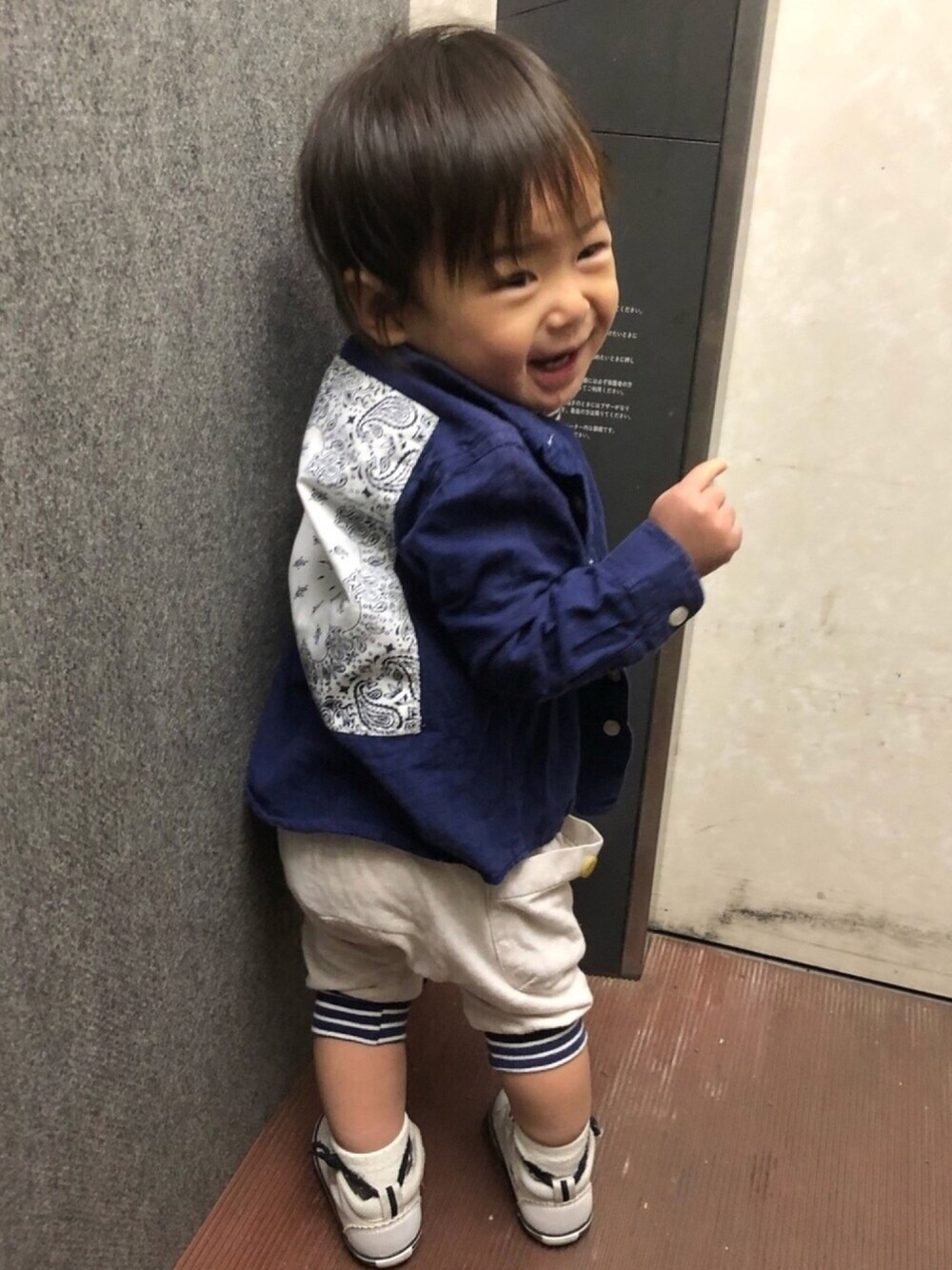 ブルー系のシャツ/ブラウス、ベージュ系のパンツ、ホワイト系のスニーカーを着用したキッズの春コーディネートの1枚目の写真