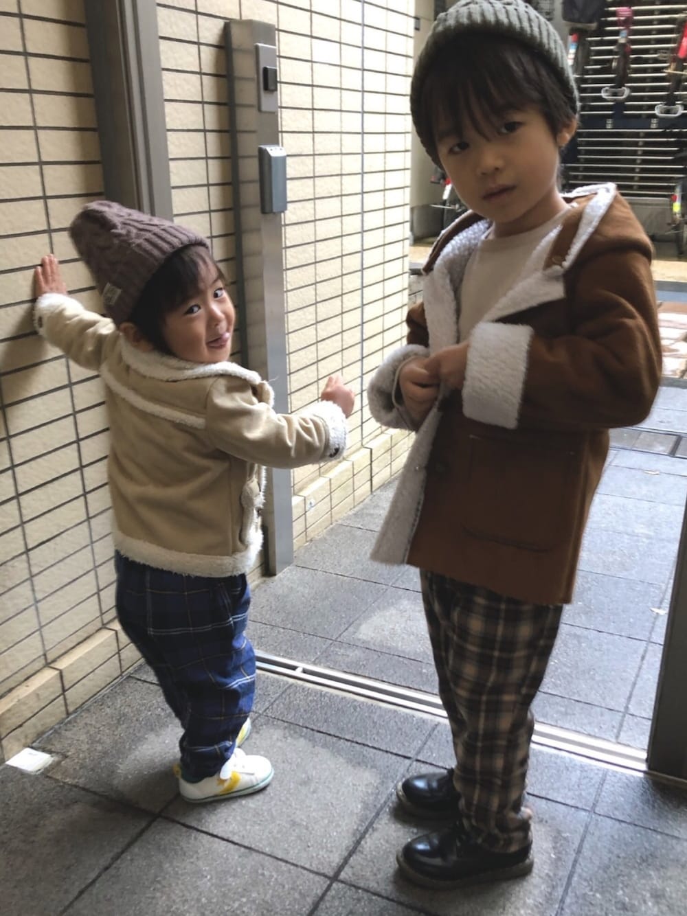 「冬コーデ、キッズコーデ、男の子、チェックパンツ、ムートンコート」｜「no brandのアイテム（ムートンコート、ベージュ系）」を使った、SO&KEIさん（キッズ・100cm）の冬コーディネートの1枚目の写真