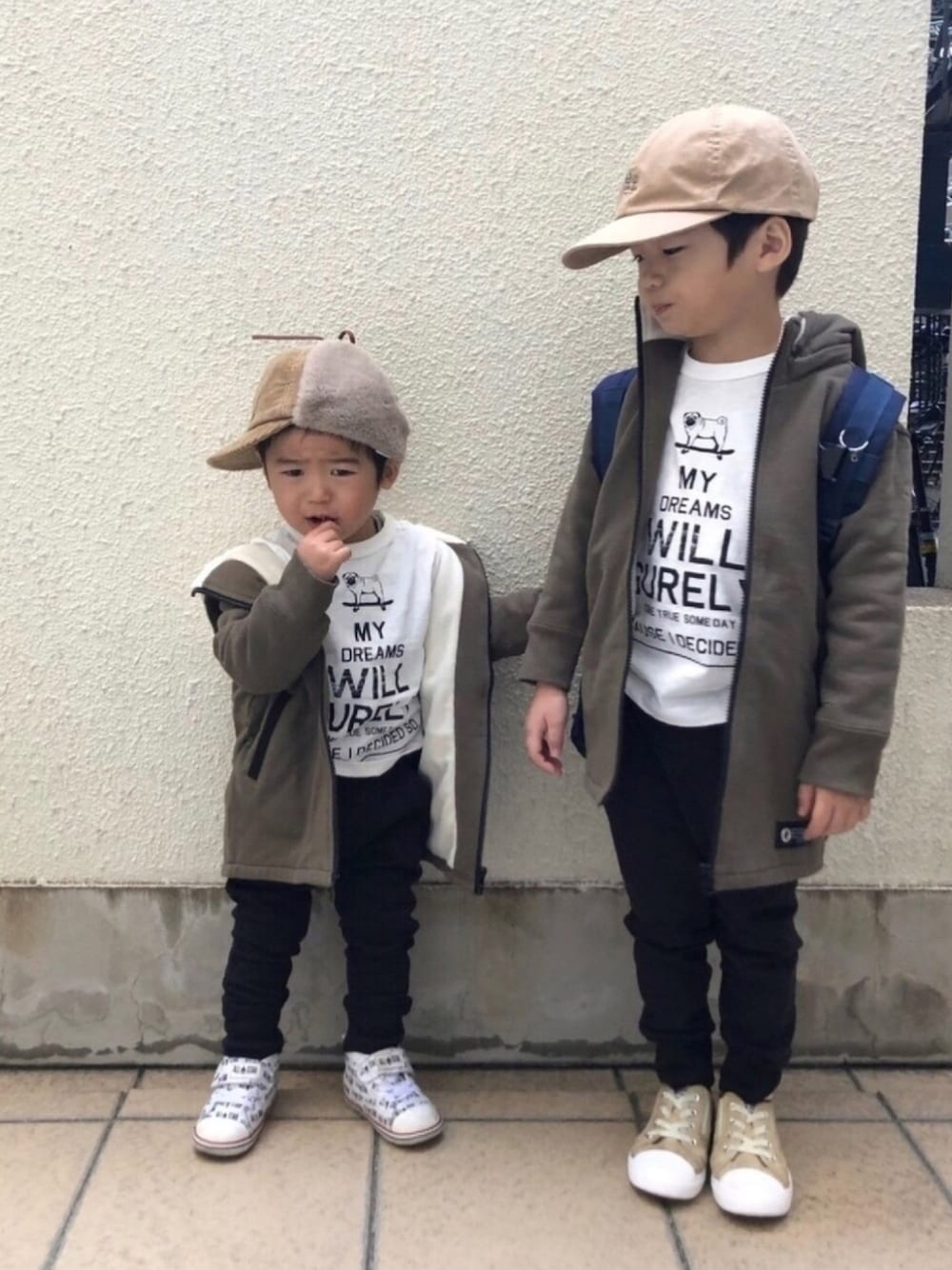 「カジュアル、福袋、キッズファッション、男の子コーデ、双子コーデ」｜「jeans-bのJEANS-bフルコーデ5点セット　男の子（サロペット/オーバーオール、ブラック系）」を使った、SO&KEIさん（キッズ・110cm）の冬コーディネートの1枚目の写真