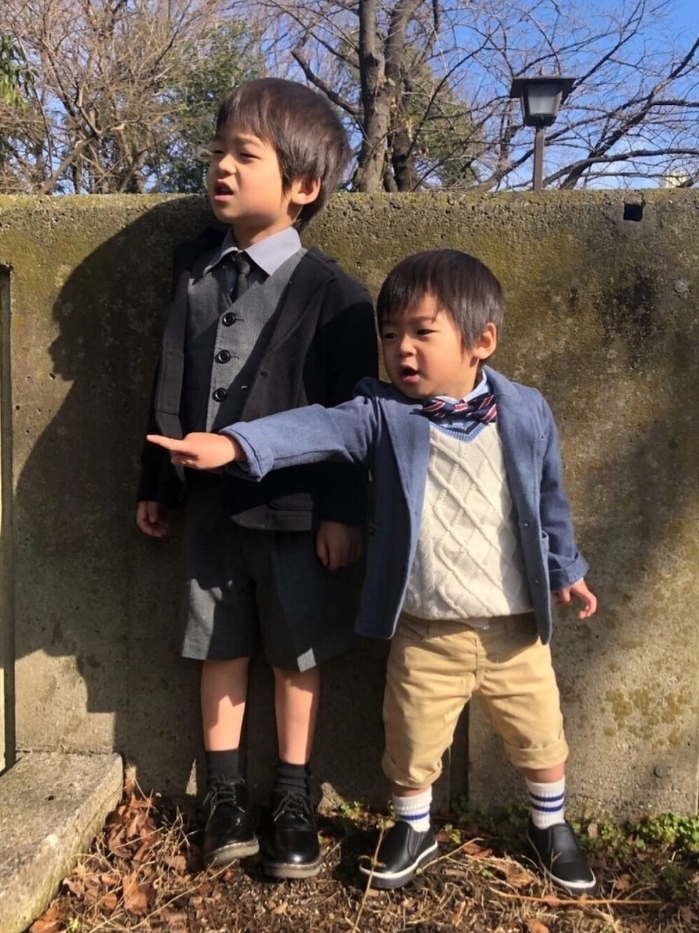 ブルー系のテーラードジャケット、ブラック系のスーツジャケット、ホワイト系のベストを着用したキッズの春コーディネートの1枚目の写真