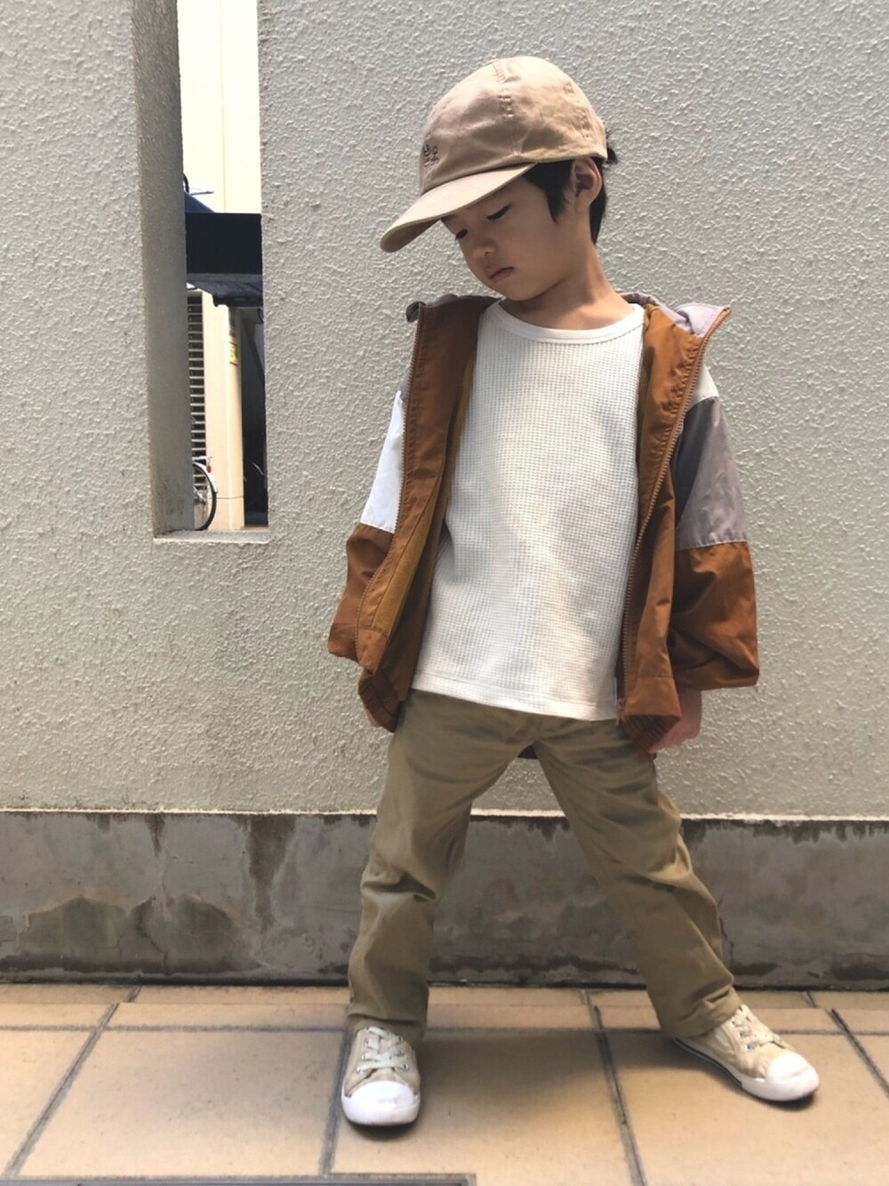 ホワイト系のTシャツ/カットソー、イエロー系のその他アウター、ベージュ系のスニーカーを着用したキッズの春コーディネートの1枚目の写真