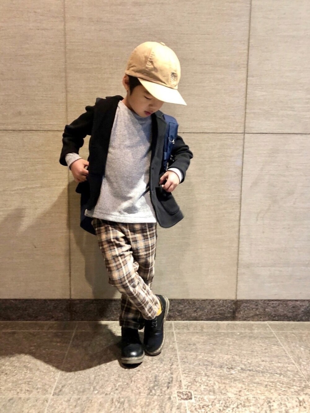 ブラック系のスーツジャケット、グレー系のTシャツ/カットソー、ブラウン系のパンツを着用したキッズの春コーディネートの1枚目の写真