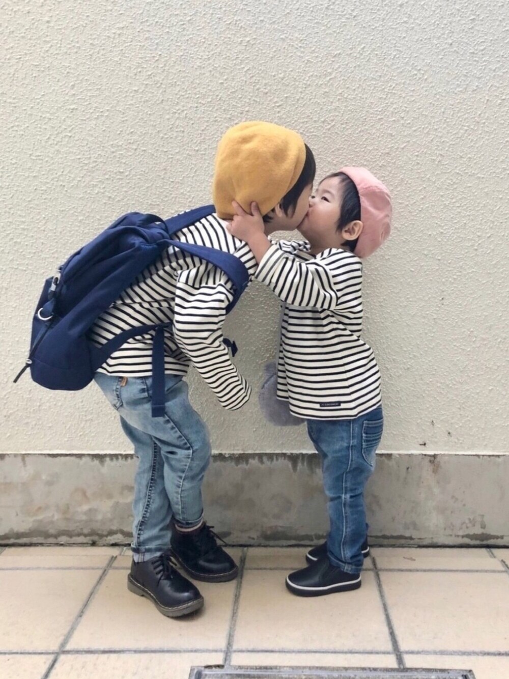 ブルー系のデニムパンツ、ブルー系のデニムパンツ、ブルー系のバックパック/リュックを着用したキッズの春コーディネートの1枚目の写真