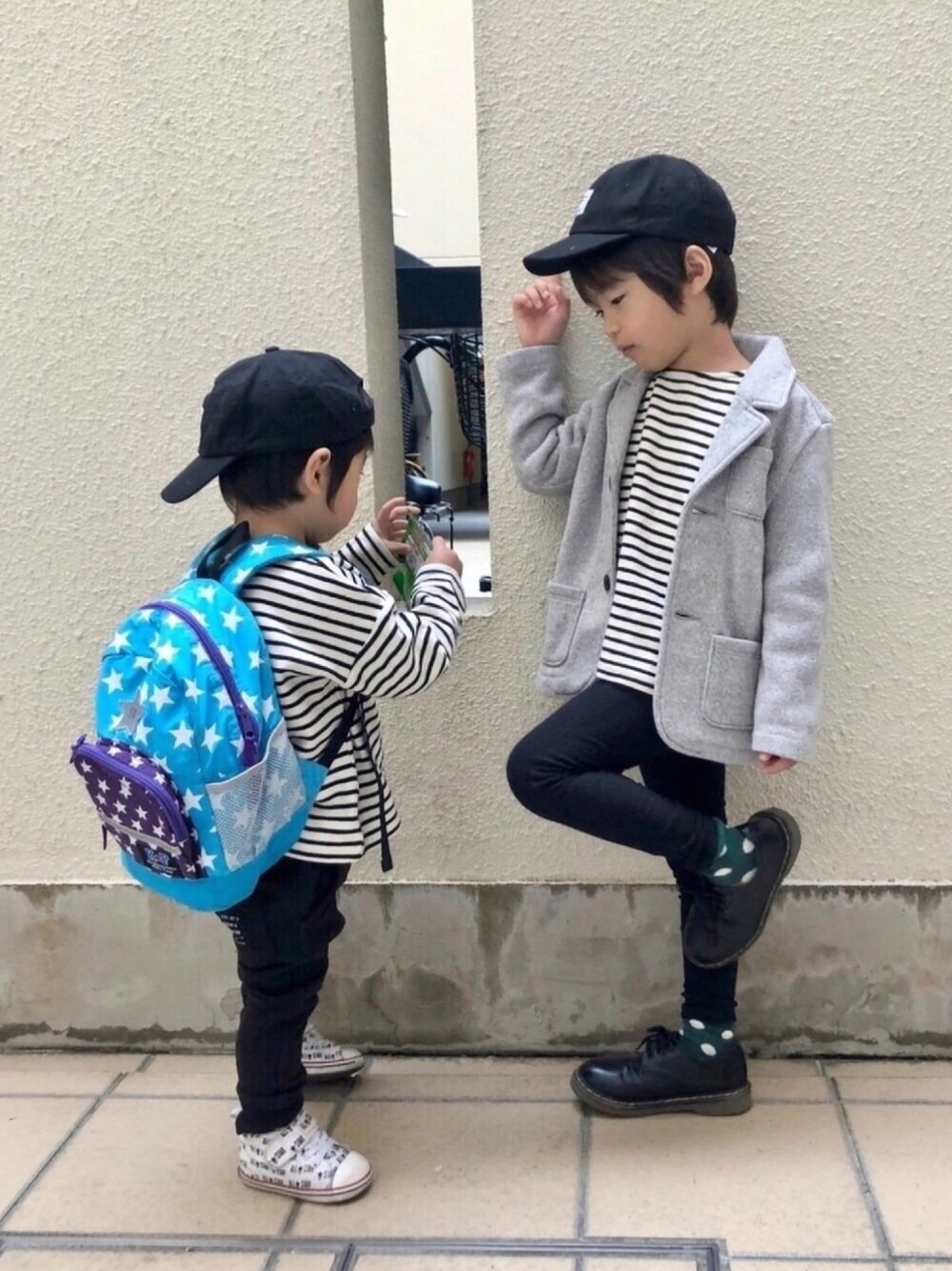 「プチプラ、黒スキニー、ボーダートップス、ジャケット、男の子、キッズコーデ、キャップ」｜「COCONCHIのアイテム（Tシャツ/カットソー、ホワイト系）」を使った、SO&KEIさん（キッズ・110cm）の春コーディネートの1枚目の写真