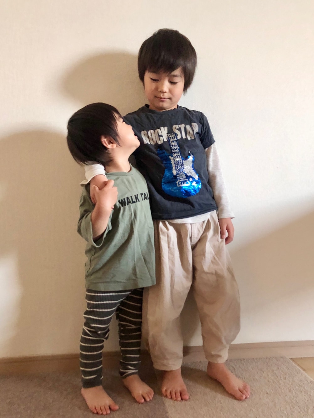 ブラック系のTシャツ/カットソー、ホワイト系のパンツ、グリーン系のTシャツ/カットソーを着用したキッズの春コーディネートの1枚目の写真