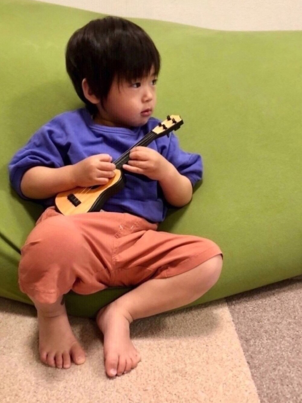 パープル系のスウェット、レッド系のその他パンツ、その他の福袋/福箱を着用したキッズの春コーディネートの1枚目の写真